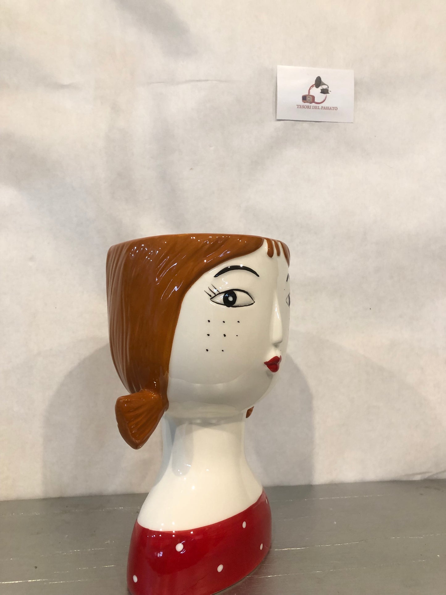Vaso Volto Donna in Ceramica – Testa Decorativa con Capelli Castani e Maglia Rossa a Pois