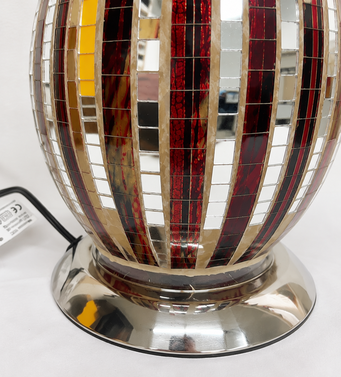 Lampada da Tavolo a Forma di Uovo con Mosaico di Specchi e Tessere Rosso Argento, Design Elegante con Base Cromata, Illuminazione Decorativa Moderna per Camera da Letto, Soggiorno, Ingresso e Idea Regalo