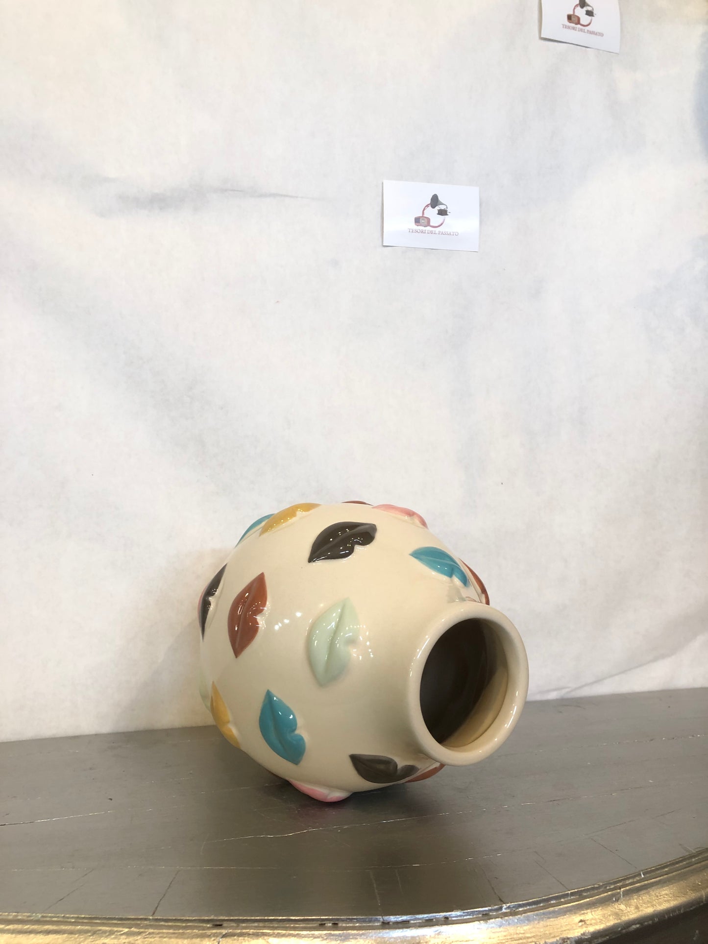 Vaso in Ceramica con Labbra Colorate in Rilievo – Design Pop Art Moderno