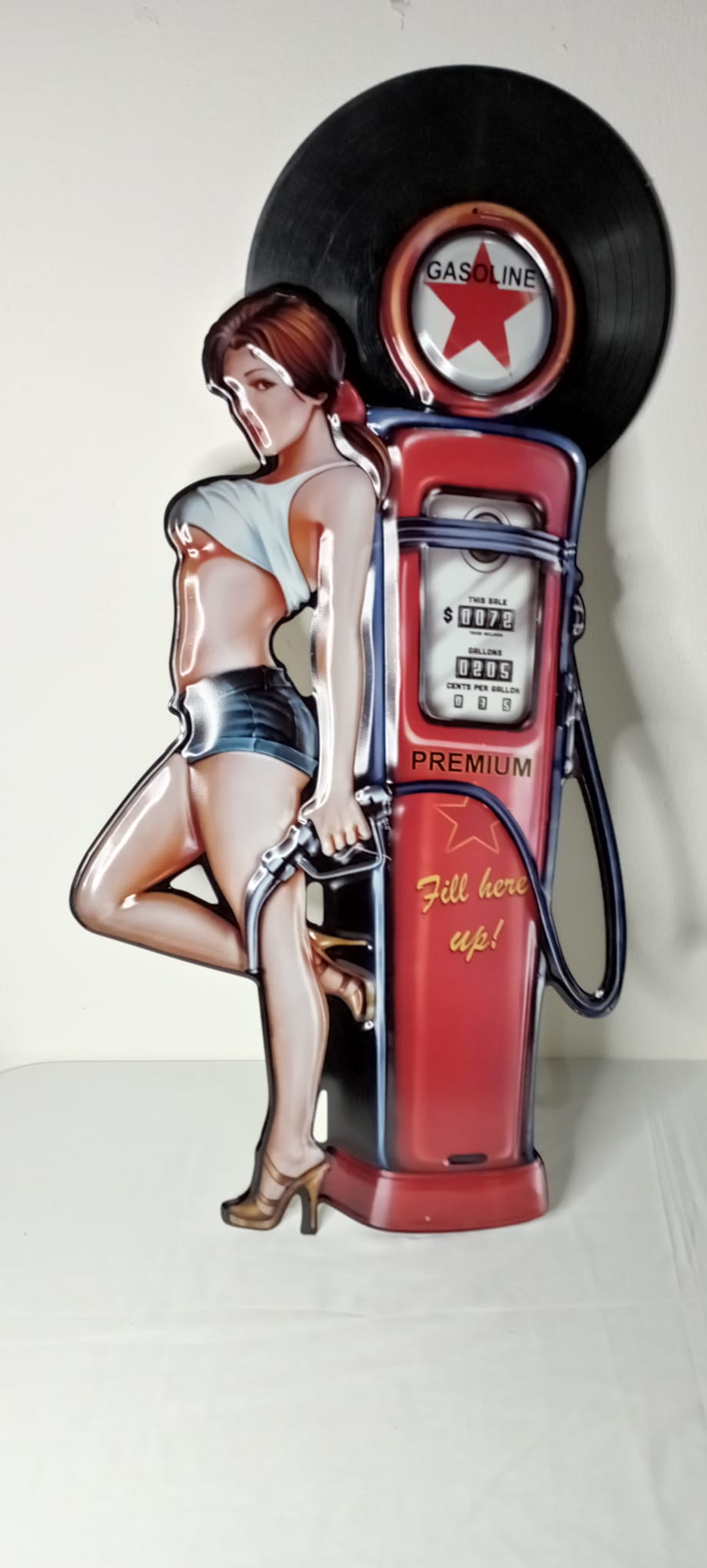 Insegna Pin-Up con Pompa Benzina Vintage – Cartello Retrò Gasoline