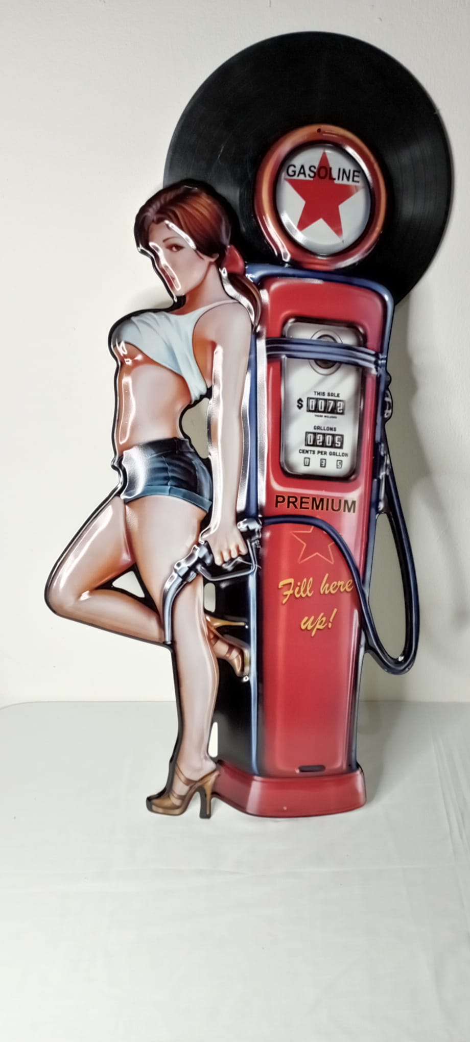 Insegna Pin-Up con Pompa Benzina Vintage – Cartello Retrò Gasoline