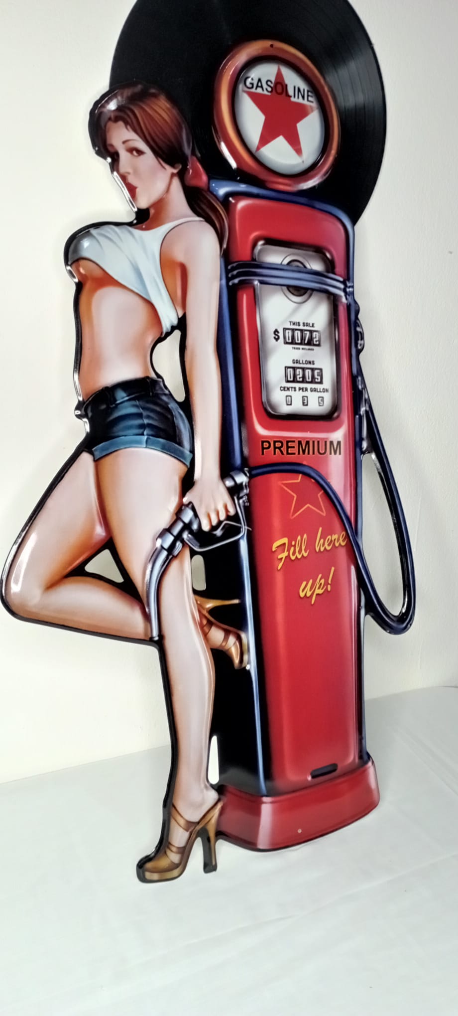 Insegna Pin-Up con Pompa Benzina Vintage – Cartello Retrò Gasoline