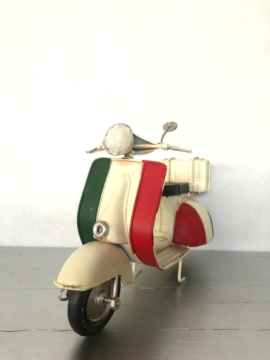 Vespa Tricolore Vintage in Metallo – Decorazione Stile Italiano Retrò