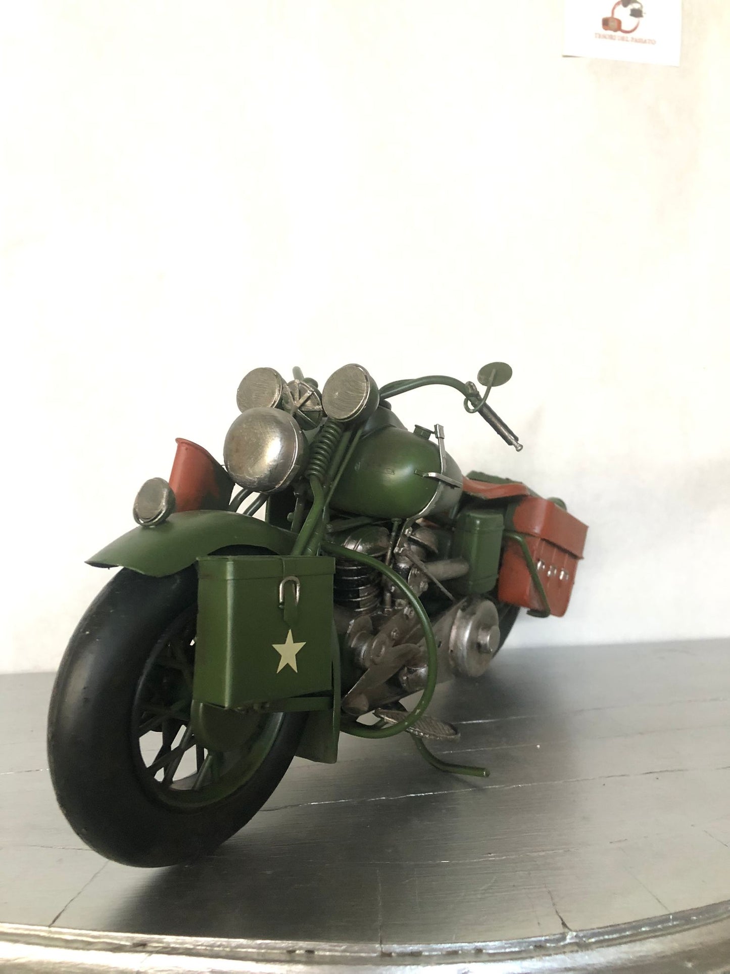 Moto militare vintage in metallo verde – Modellino d’arredo retrò con dettagli realistici