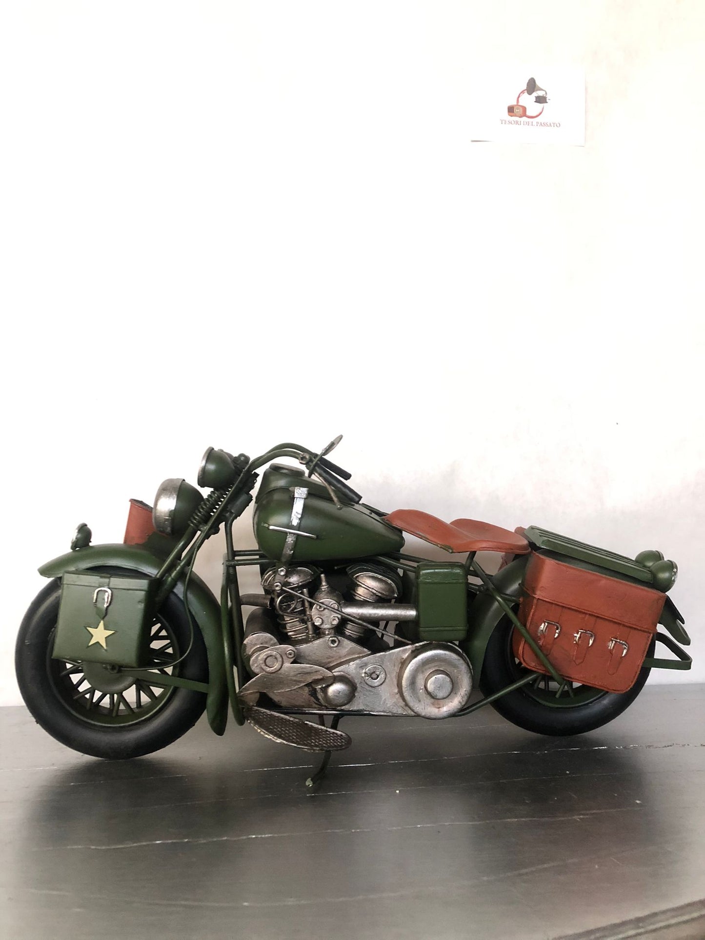 Moto militare vintage in metallo verde – Modellino d’arredo retrò con dettagli realistici