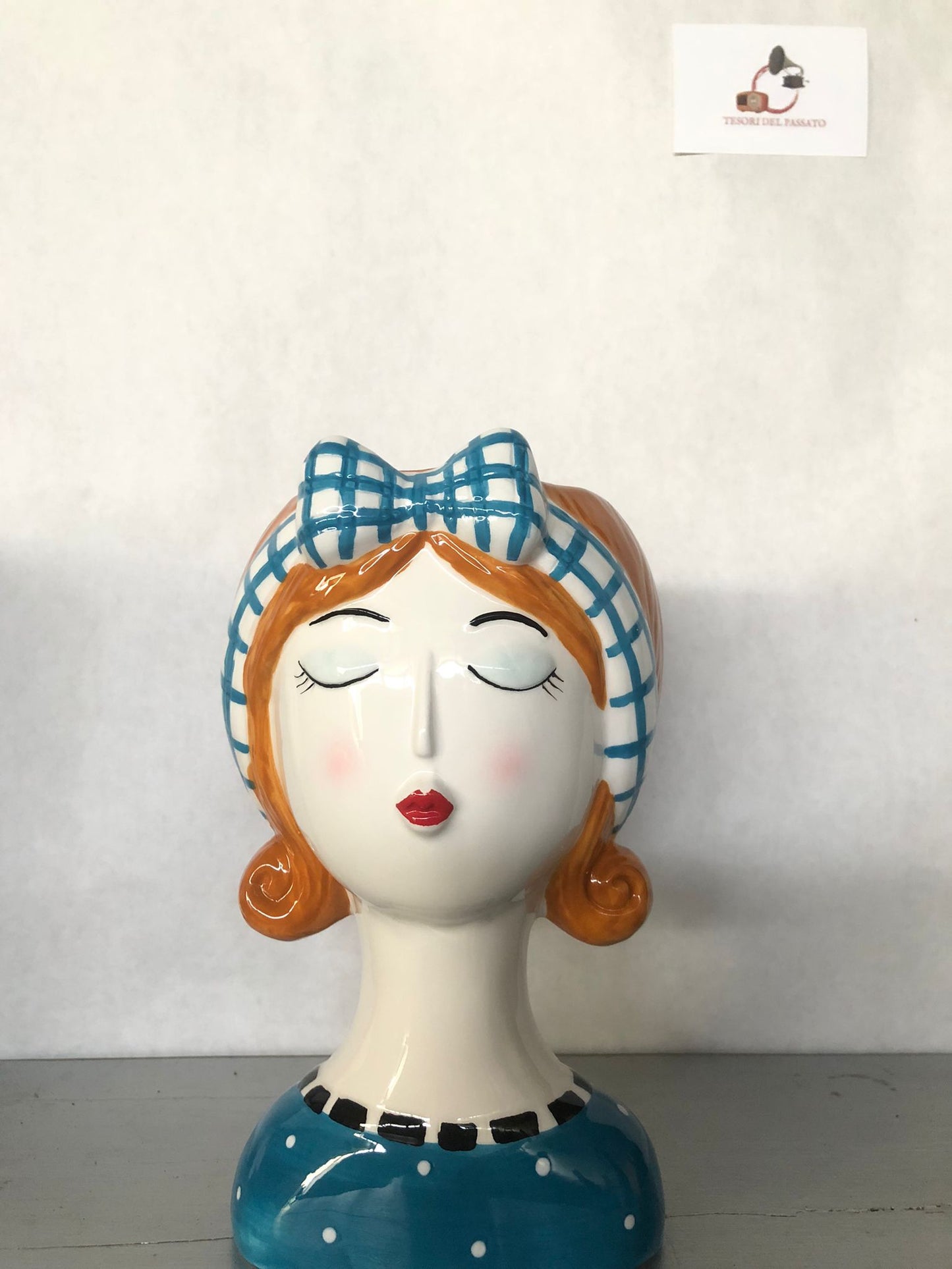 Vaso Volto Donna con Fiocco Azzurro in Ceramica – Design Retrò per Fiori e Piante