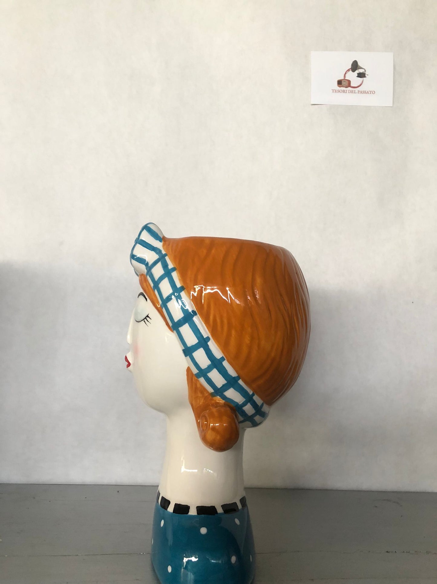 Vaso Volto Donna con Fiocco Azzurro in Ceramica – Design Retrò per Fiori e Piante