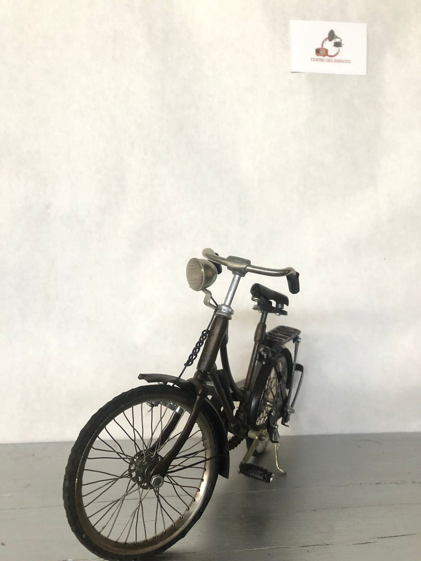 decorazione vintage per casa, ufficio o vetrina

modello da collezione per appassionati di bici storiche

regalo originale per amanti del ciclismo

arredamento industriale retrò per locali e negozi

bicicletta vintage in metallo

modellino bici d’epoca retrò

miniature bici da collezione

bici artigianale in ferro arredamento

arredamento vintage industriale

decorazioni retrò bici

regali originali ciclismo

bici d’epoca in miniatura

oggetti decorativi in metallo

modellini bici artigianali
