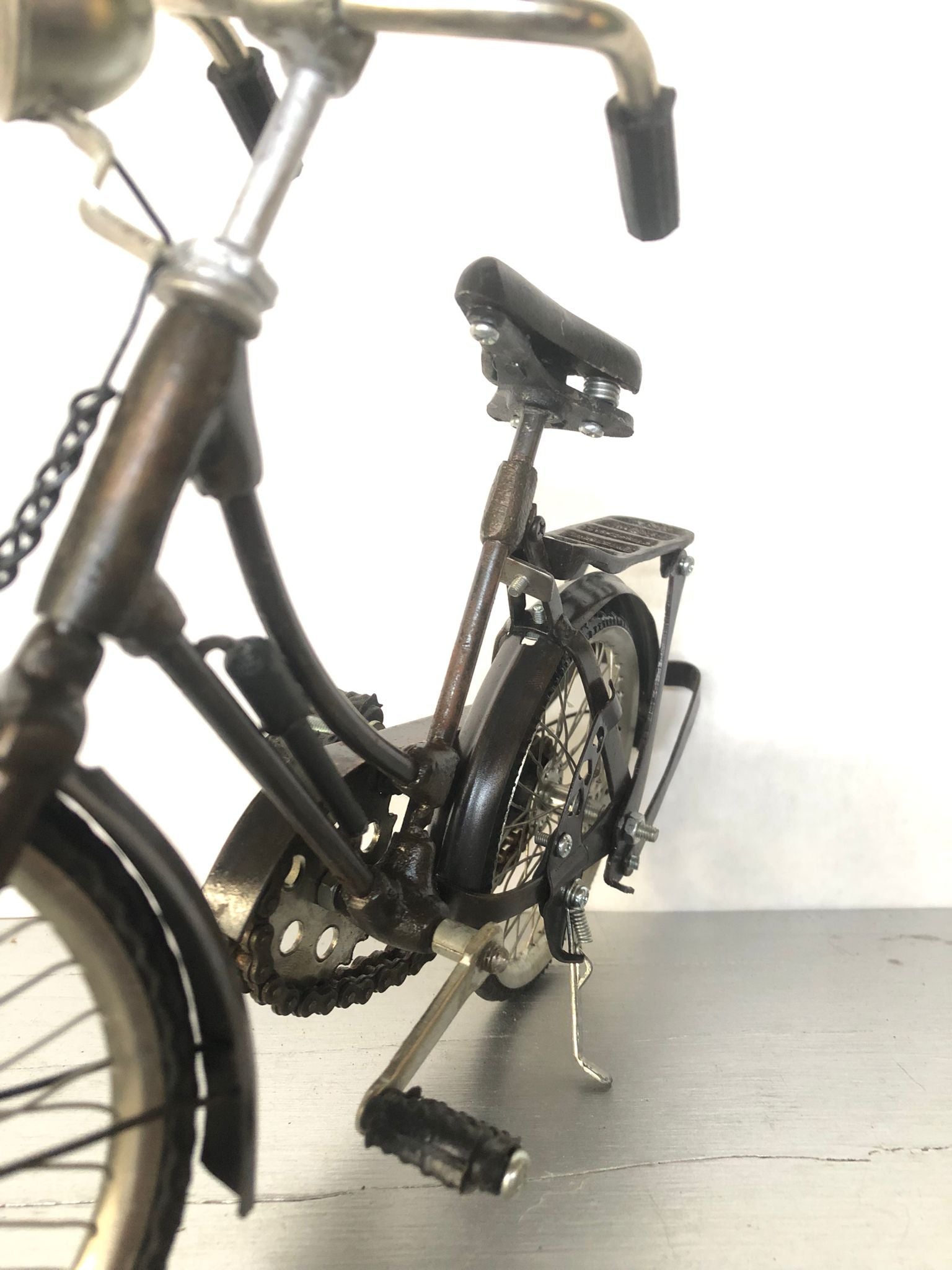 decorazione vintage per casa, ufficio o vetrina

modello da collezione per appassionati di bici storiche

regalo originale per amanti del ciclismo

arredamento industriale retrò per locali e negozi

bicicletta vintage in metallo

modellino bici d’epoca retrò

miniature bici da collezione

bici artigianale in ferro arredamento

arredamento vintage industriale

decorazioni retrò bici

regali originali ciclismo

bici d’epoca in miniatura

oggetti decorativi in metallo

modellini bici artigianali