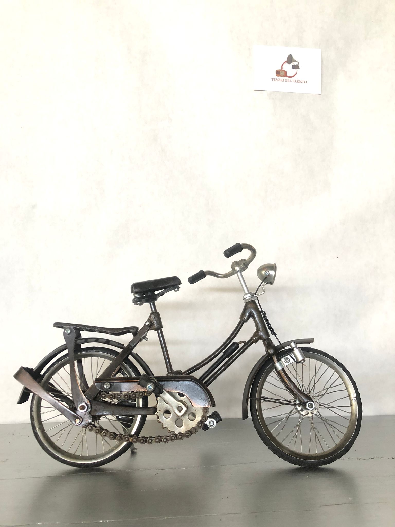 decorazione vintage per casa, ufficio o vetrina

modello da collezione per appassionati di bici storiche

regalo originale per amanti del ciclismo

arredamento industriale retrò per locali e negozi

bicicletta vintage in metallo

modellino bici d’epoca retrò

miniature bici da collezione

bici artigianale in ferro arredamento

arredamento vintage industriale

decorazioni retrò bici

regali originali ciclismo

bici d’epoca in miniatura

oggetti decorativi in metallo

modellini bici artigianali