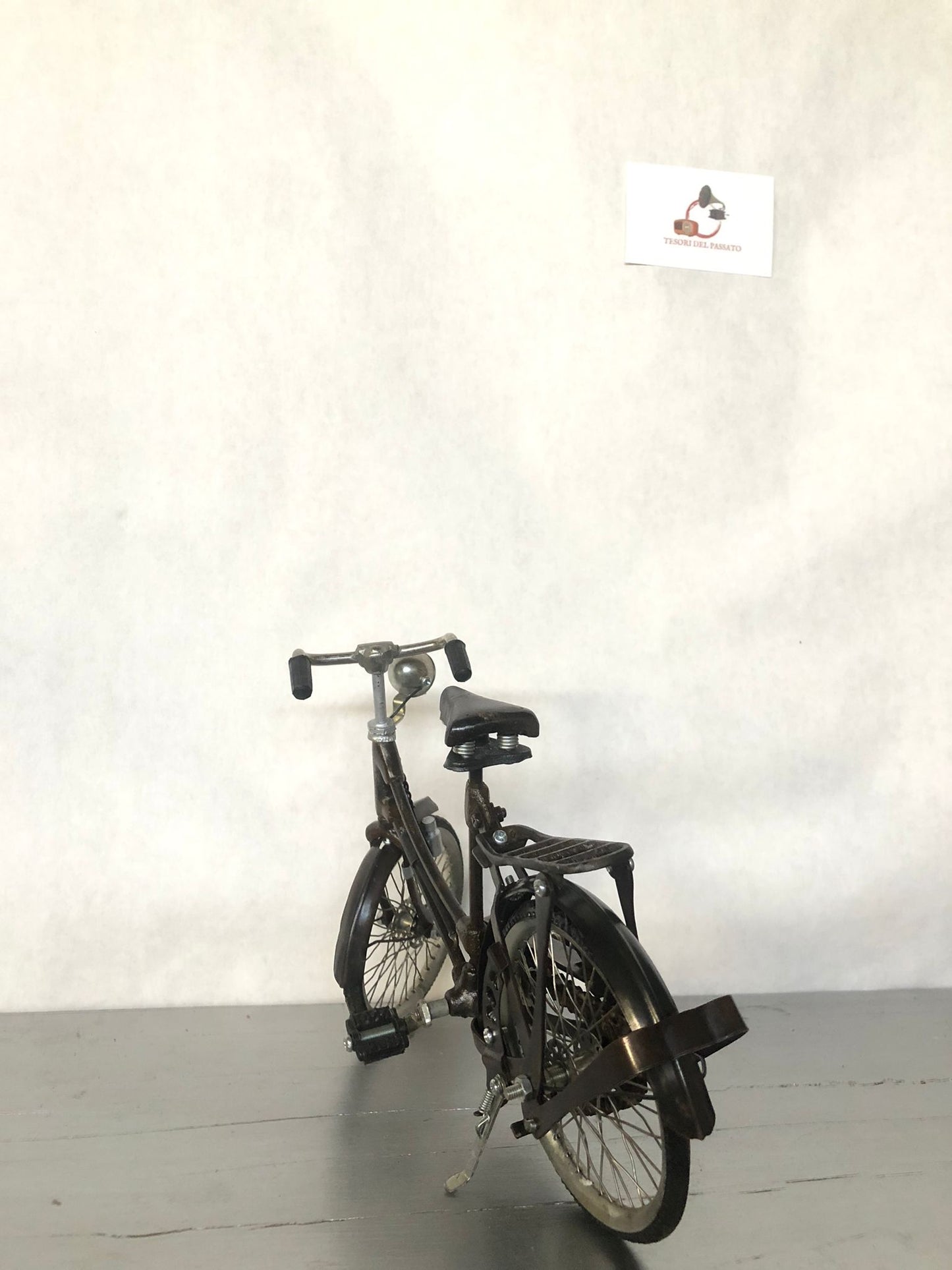 decorazione vintage per casa, ufficio o vetrina

modello da collezione per appassionati di bici storiche

regalo originale per amanti del ciclismo

arredamento industriale retrò per locali e negozi

bicicletta vintage in metallo

modellino bici d’epoca retrò

miniature bici da collezione

bici artigianale in ferro arredamento

arredamento vintage industriale

decorazioni retrò bici

regali originali ciclismo

bici d’epoca in miniatura

oggetti decorativi in metallo

modellini bici artigianali