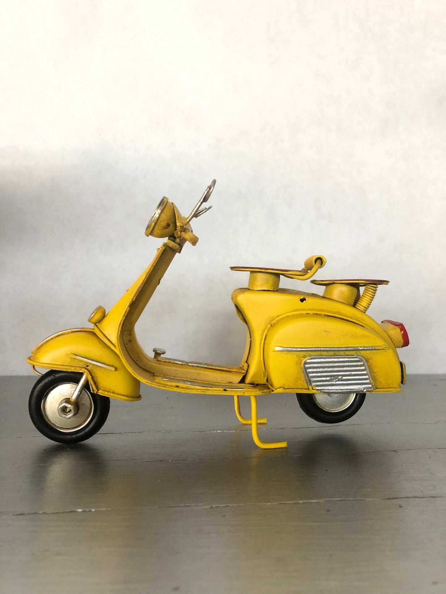 Vespa Vintage Gialla in Metallo – Modellino Scooter d’Epoca Retrò da Collezione e Arredamento