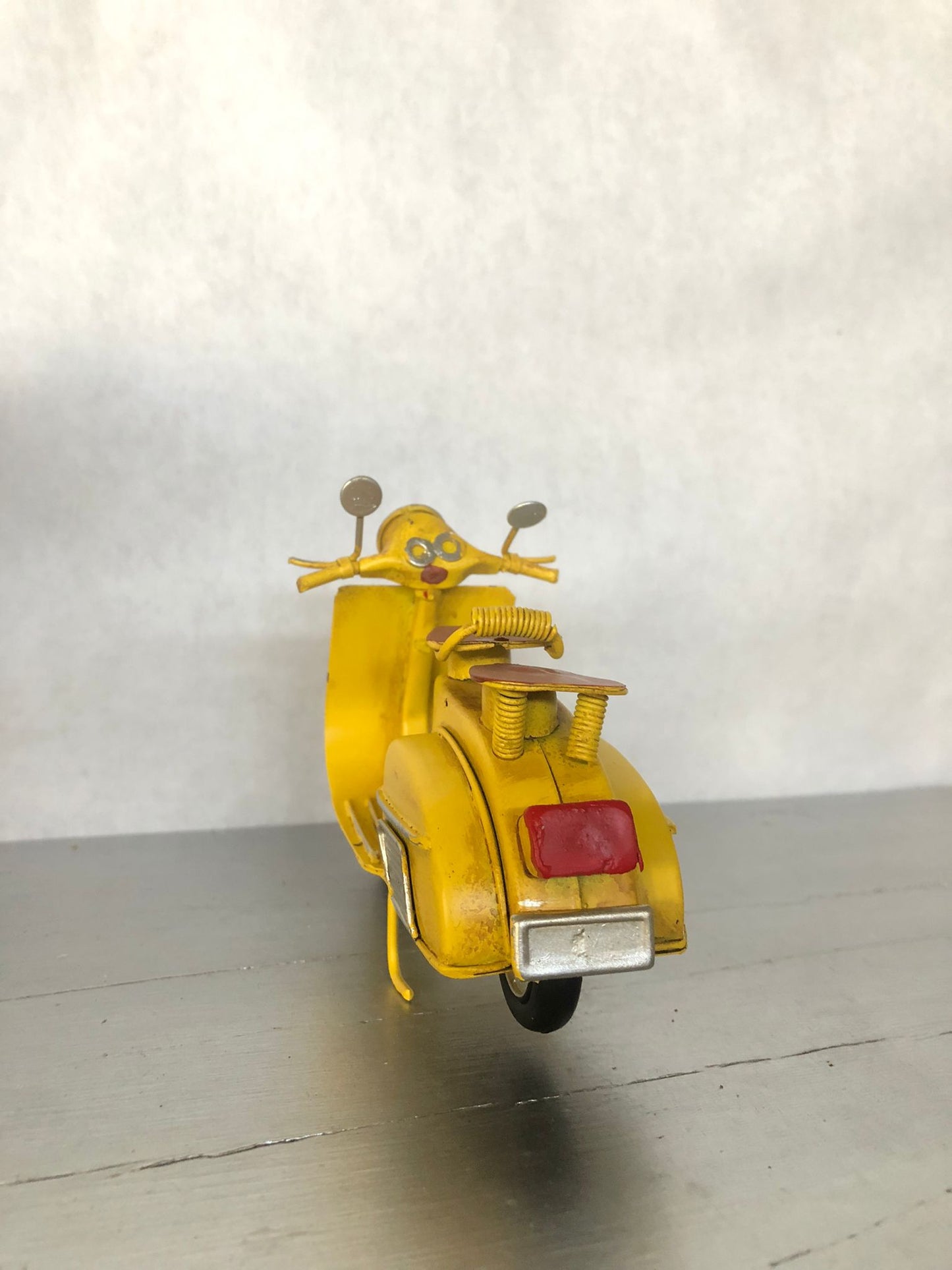 Vespa Vintage Gialla in Metallo – Modellino Scooter d’Epoca Retrò da Collezione e Arredamento