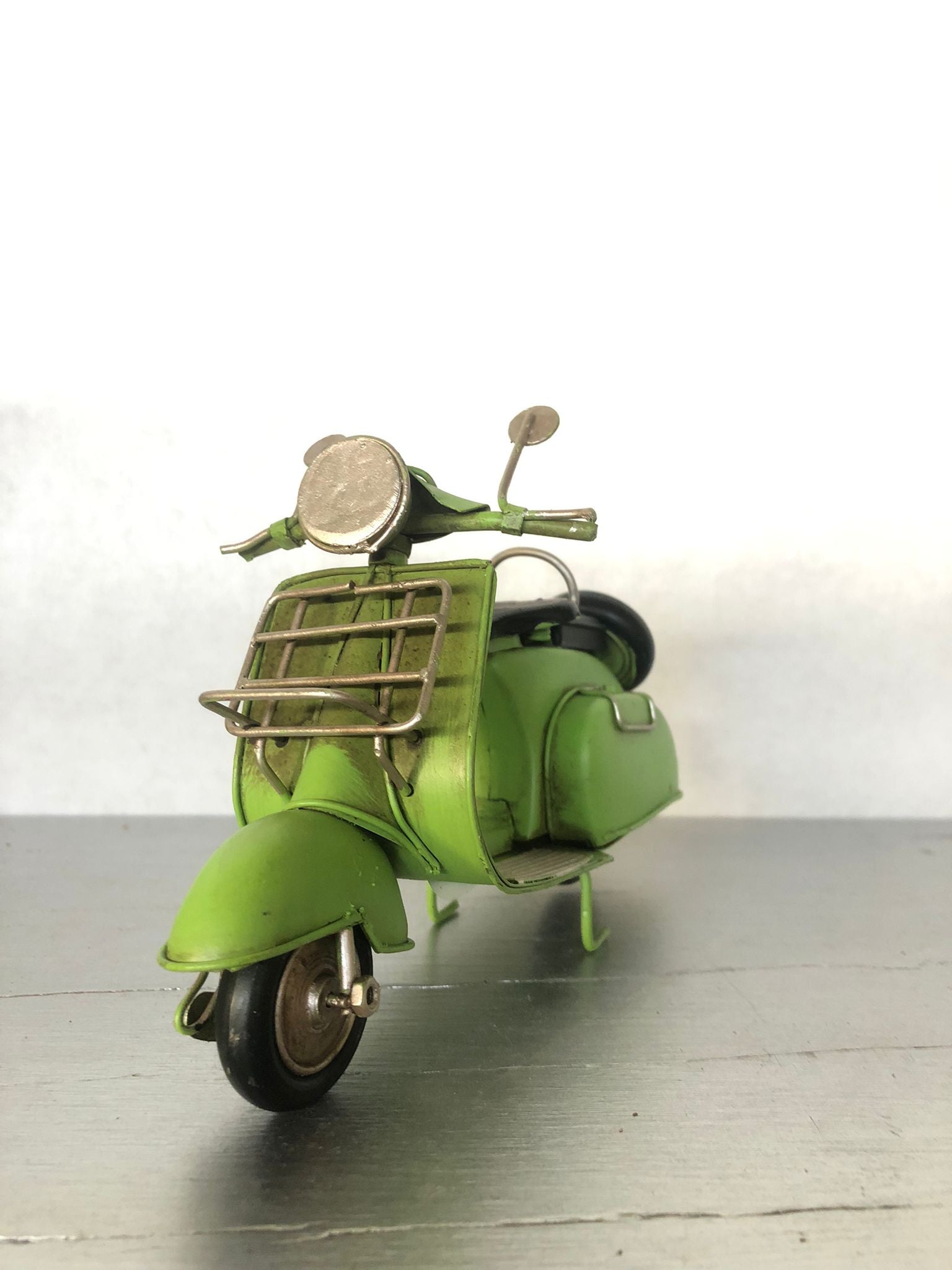 decorazione vintage per casa, ufficio e locali retrò

modellino da collezione per appassionati di scooter storici

idea regalo originale per amanti della Vespa e del Made in Italy

arredamento a tema anni ’50-’60

vespa vintage verde in metallo

modellino scooter retrò

scooter d’epoca arredamento

miniature vespa collezione

vespa artigianale in ferro

arredamento vintage italiano

regali originali per appassionati Vespa

modellini scooter d’epoca

oggetti decorativi retrò italiani

vespa d’epoca 
