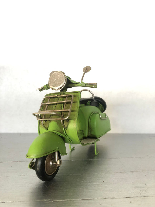 decorazione vintage per casa, ufficio e locali retrò

modellino da collezione per appassionati di scooter storici

idea regalo originale per amanti della Vespa e del Made in Italy

arredamento a tema anni ’50-’60

vespa vintage verde in metallo

modellino scooter retrò

scooter d’epoca arredamento

miniature vespa collezione

vespa artigianale in ferro

arredamento vintage italiano

regali originali per appassionati Vespa

modellini scooter d’epoca

oggetti decorativi retrò italiani

vespa d’epoca 