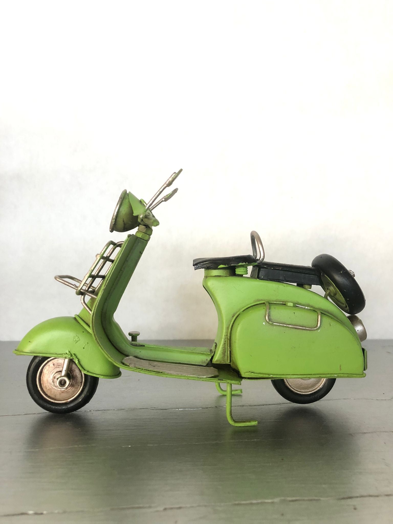 decorazione vintage per casa, ufficio e locali retrò

modellino da collezione per appassionati di scooter storici

idea regalo originale per amanti della Vespa e del Made in Italy

arredamento a tema anni ’50-’60

vespa vintage verde in metallo

modellino scooter retrò

scooter d’epoca arredamento

miniature vespa collezione

vespa artigianale in ferro

arredamento vintage italiano

regali originali per appassionati Vespa

modellini scooter d’epoca

oggetti decorativi retrò italiani

vespa d’epoca 