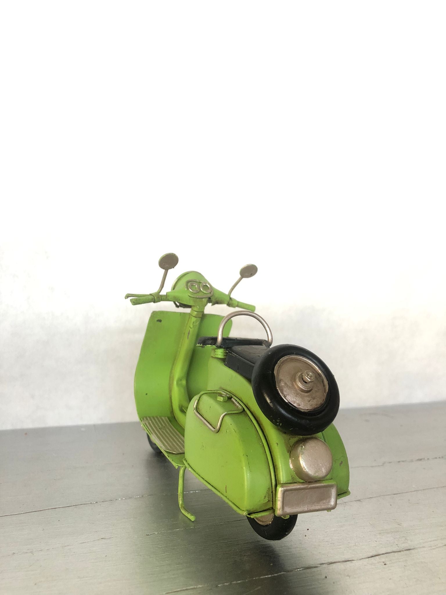 decorazione vintage per casa, ufficio e locali retrò

modellino da collezione per appassionati di scooter storici

idea regalo originale per amanti della Vespa e del Made in Italy

arredamento a tema anni ’50-’60

vespa vintage verde in metallo

modellino scooter retrò

scooter d’epoca arredamento

miniature vespa collezione

vespa artigianale in ferro

arredamento vintage italiano

regali originali per appassionati Vespa

modellini scooter d’epoca

oggetti decorativi retrò italiani

vespa d’epoca 