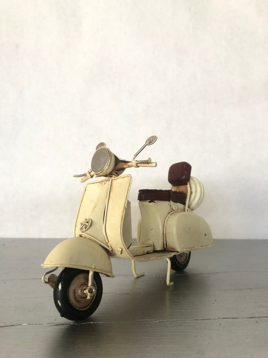 Vespa Vintage Panna in Metallo – Modellino Scooter d’Epoca Retrò da Collezione e Arredamento