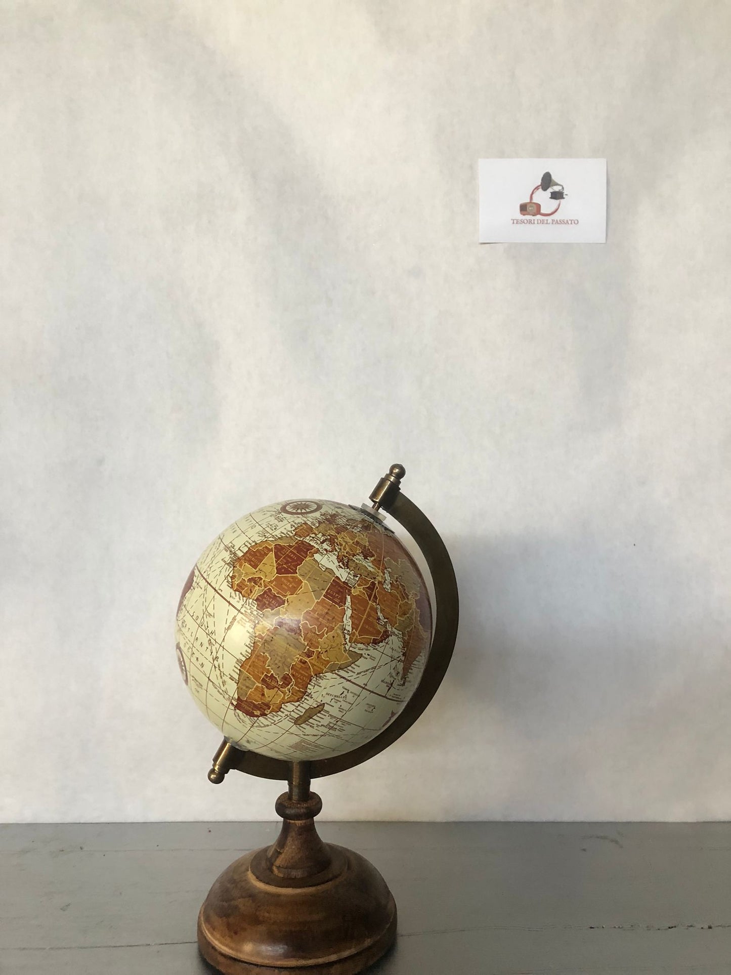 arredamento vintage e retrò per casa e ufficio

regalo elegante per amanti dei viaggi e collezionisti

decorazione da scrivania o libreria

oggetto decorativo in stile classico e artigianale

mappamondo vintage da tavolo

globo terrestre arredamento retrò

mappamondo con base in legno

decorazioni vintage per ufficio

globo d’arredo classico

regali originali per viaggiatori

oggetti decorativi retrò eleganti

mappamondo antico stile vintage

arredamento libreria e studio

globo terrestre artigianale