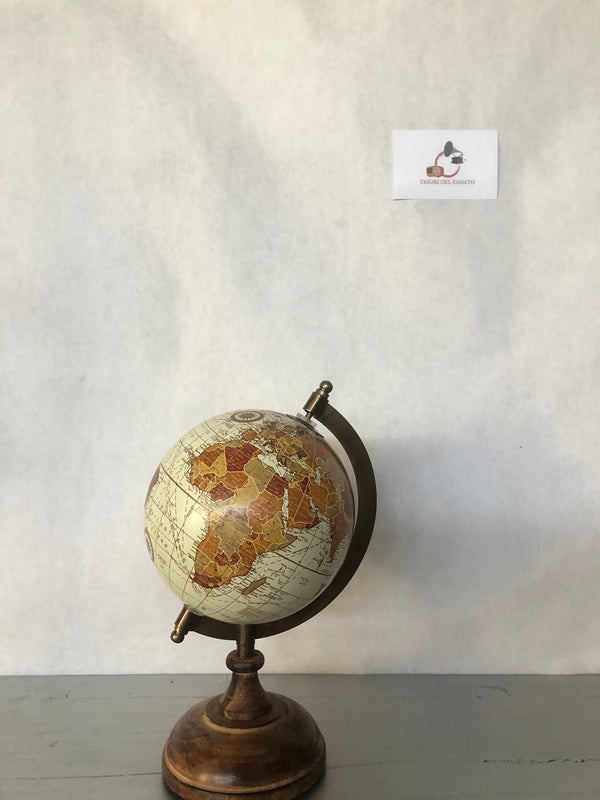 arredamento vintage e retrò per casa e ufficio

regalo elegante per amanti dei viaggi e collezionisti

decorazione da scrivania o libreria

oggetto decorativo in stile classico e artigianale

mappamondo vintage da tavolo

globo terrestre arredamento retrò

mappamondo con base in legno

decorazioni vintage per ufficio

globo d’arredo classico

regali originali per viaggiatori

oggetti decorativi retrò eleganti

mappamondo antico stile vintage

arredamento libreria e studio

globo terrestre artigianale