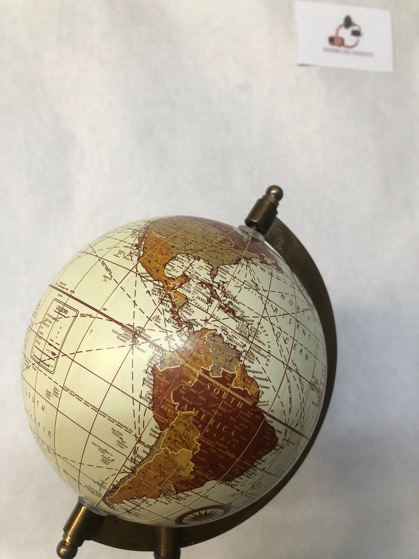 arredamento vintage e retrò per casa e ufficio

regalo elegante per amanti dei viaggi e collezionisti

decorazione da scrivania o libreria

oggetto decorativo in stile classico e artigianale

mappamondo vintage da tavolo

globo terrestre arredamento retrò

mappamondo con base in legno

decorazioni vintage per ufficio

globo d’arredo classico

regali originali per viaggiatori

oggetti decorativi retrò eleganti

mappamondo antico stile vintage

arredamento libreria e studio

globo terrestre artigianale