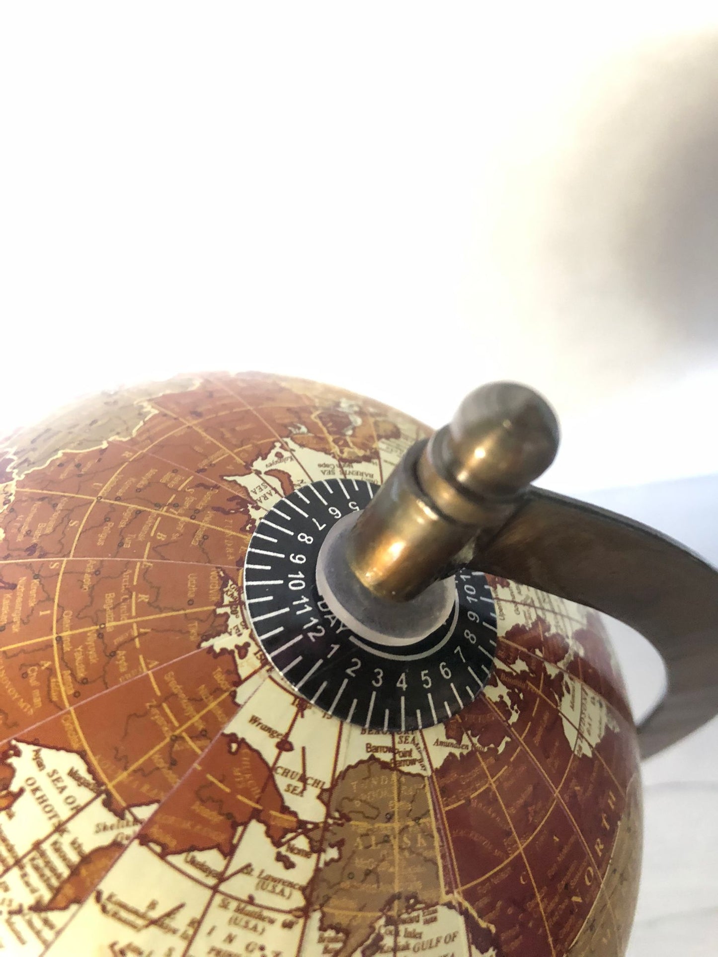 arredamento vintage e retrò per casa e ufficio

regalo elegante per amanti dei viaggi e collezionisti

decorazione da scrivania o libreria

oggetto decorativo in stile classico e artigianale

mappamondo vintage da tavolo

globo terrestre arredamento retrò

mappamondo con base in legno

decorazioni vintage per ufficio

globo d’arredo classico

regali originali per viaggiatori

oggetti decorativi retrò eleganti

mappamondo antico stile vintage

arredamento libreria e studio

globo terrestre artigianale