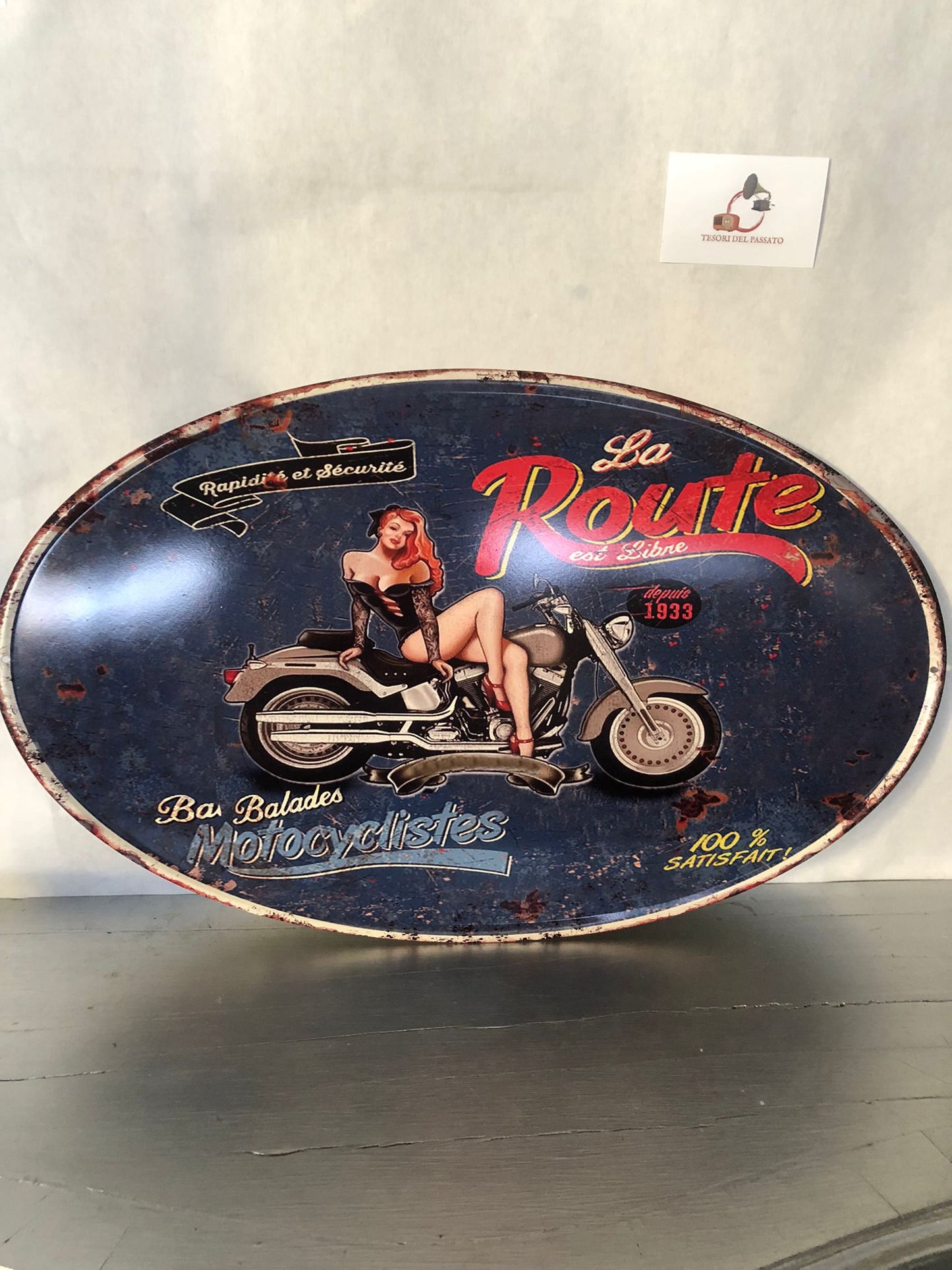 Cartello Pin Up con Moto Vintage – Insegna Retrò La Route 1933