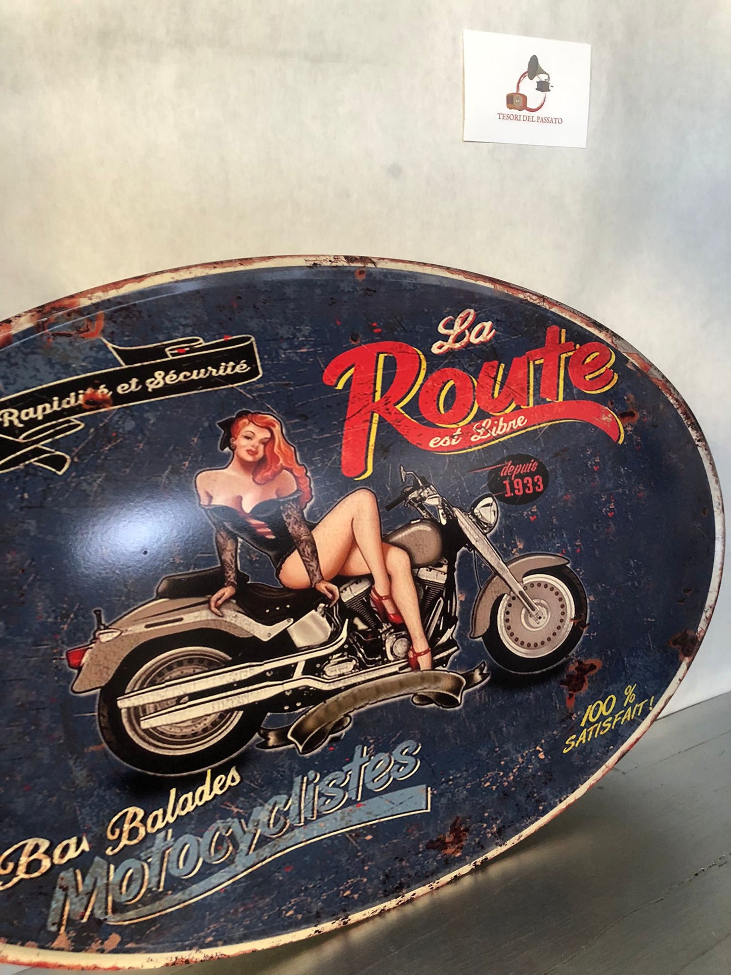 Cartello Pin Up con Moto Vintage – Insegna Retrò La Route 1933