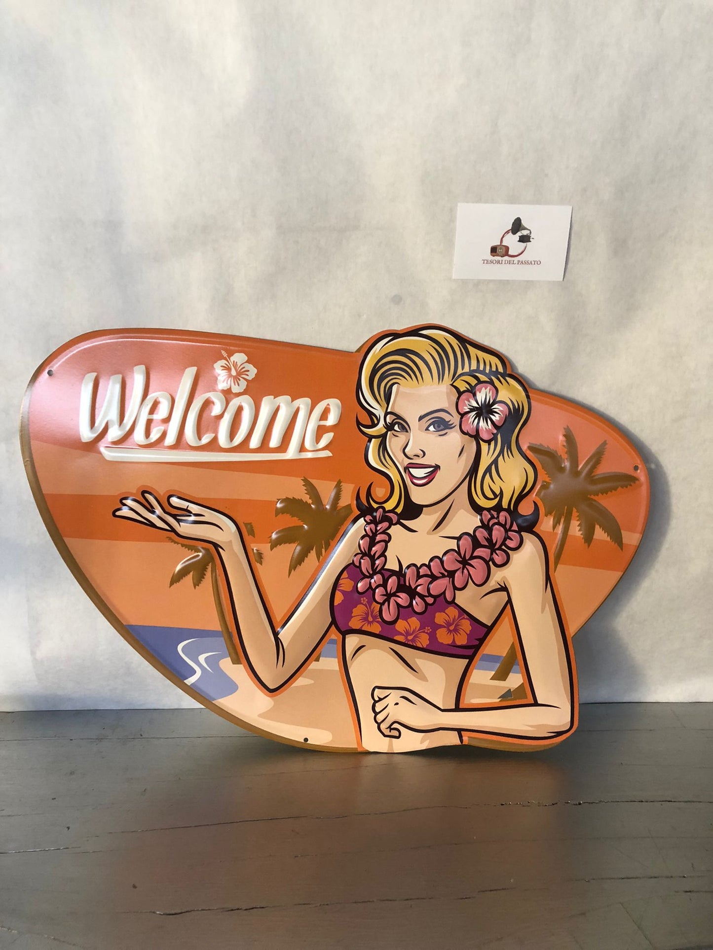 Targa Welcome Hawaiana in Metallo – Pin-Up Tropicale – Arredo Estivo e Retrò