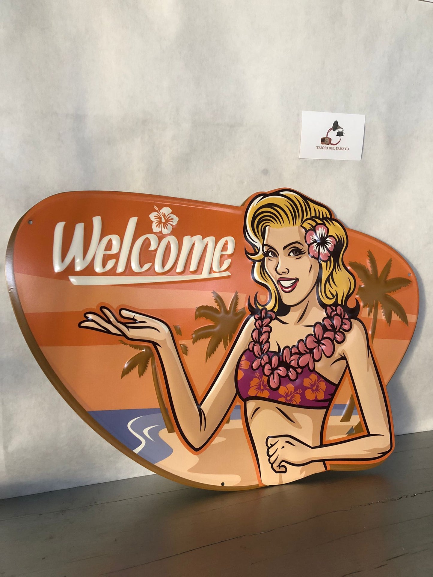 Targa Welcome Hawaiana in Metallo – Pin-Up Tropicale – Arredo Estivo e Retrò