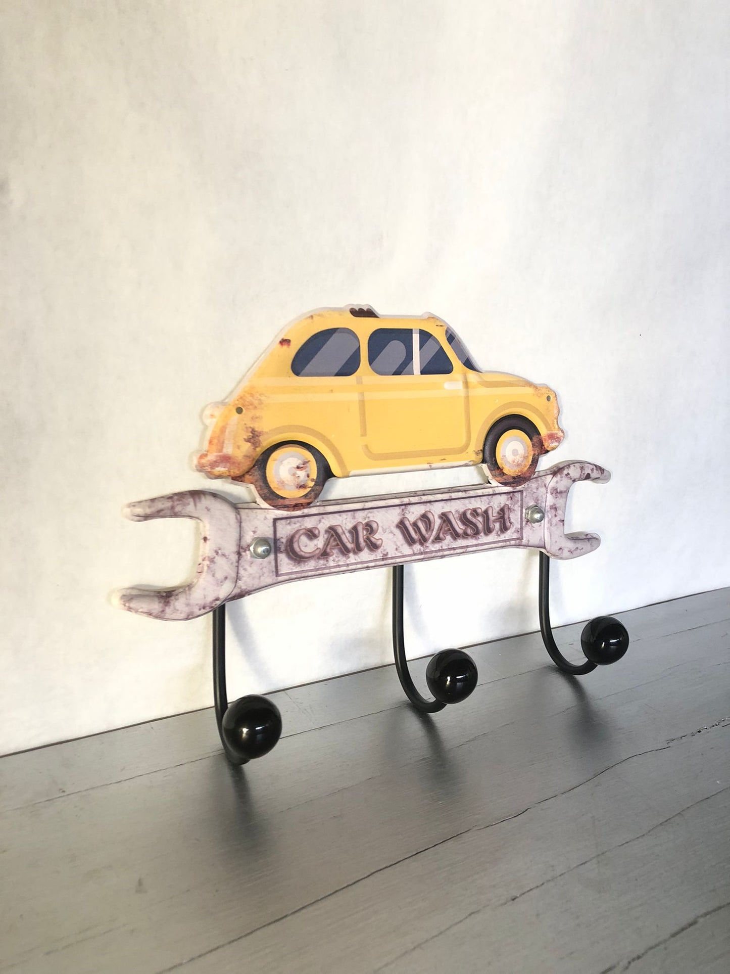 Appendino in Metallo Car Wash con Auto Gialla – Stile Vintage Officina