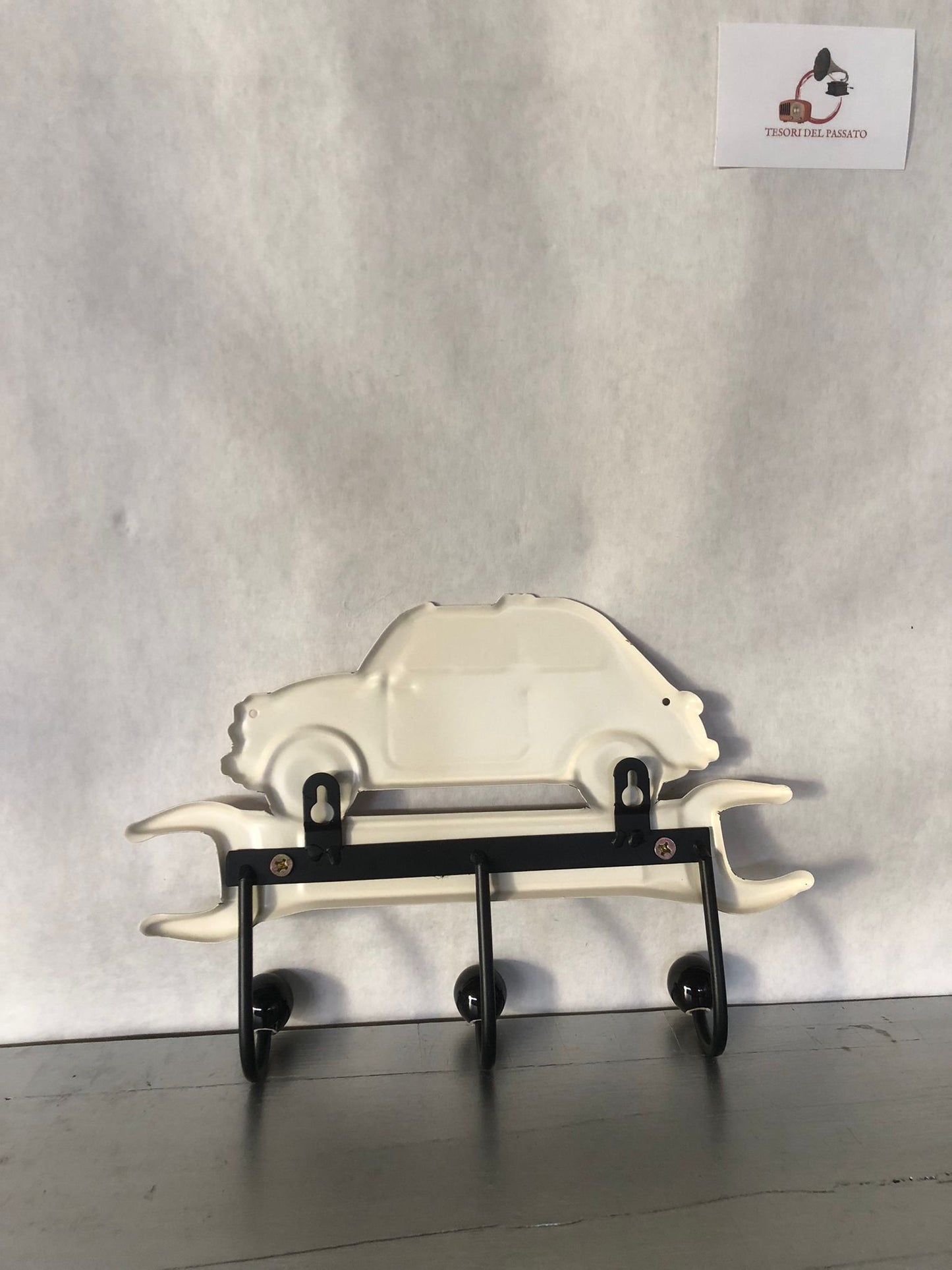 Appendino in Metallo Car Wash con Auto Gialla – Stile Vintage Officina