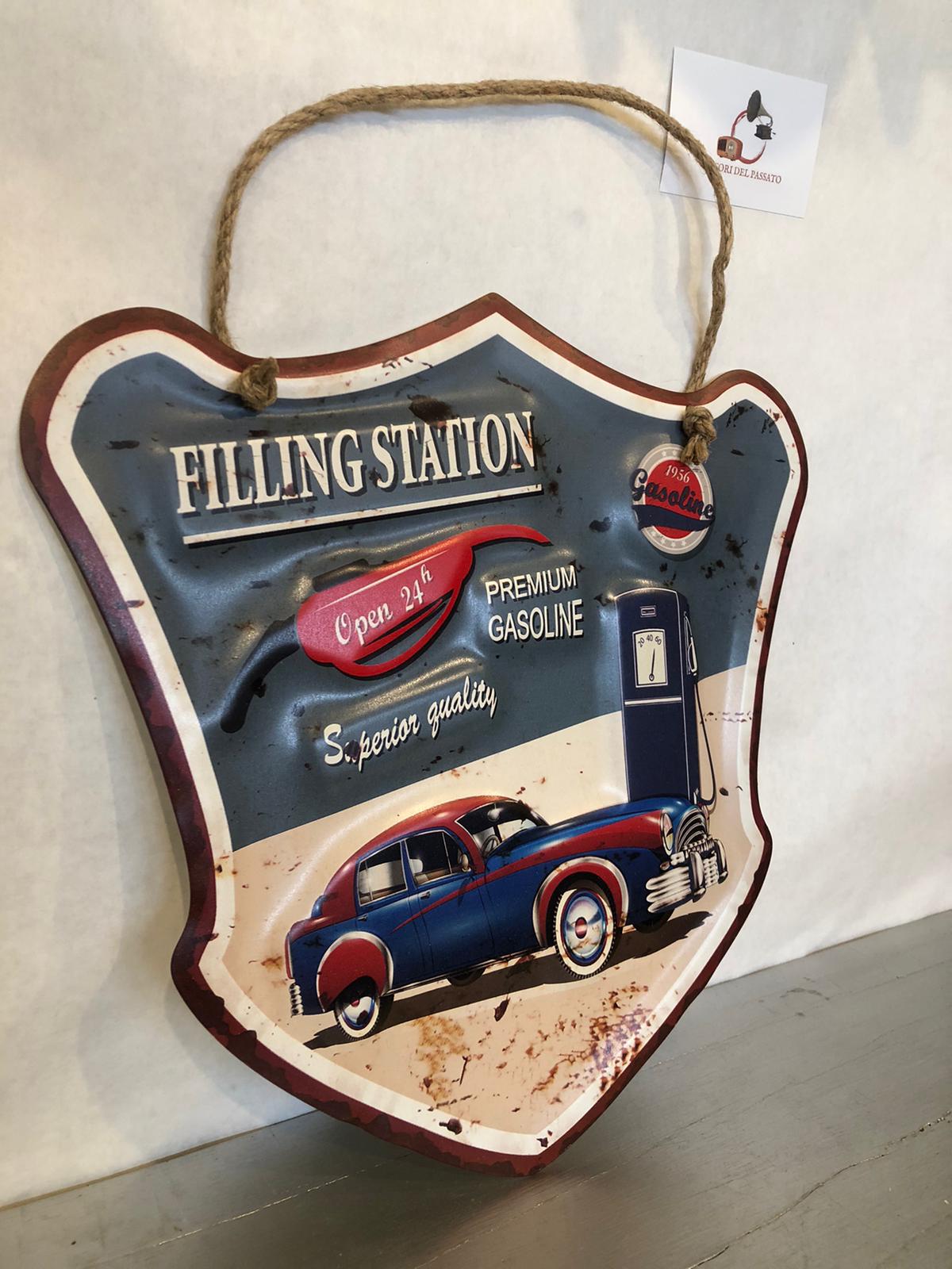 Targa Vintage in Metallo Filling Station – Auto d’Epoca e Pompa di Benzina – Stile Retrò Anni ‘50