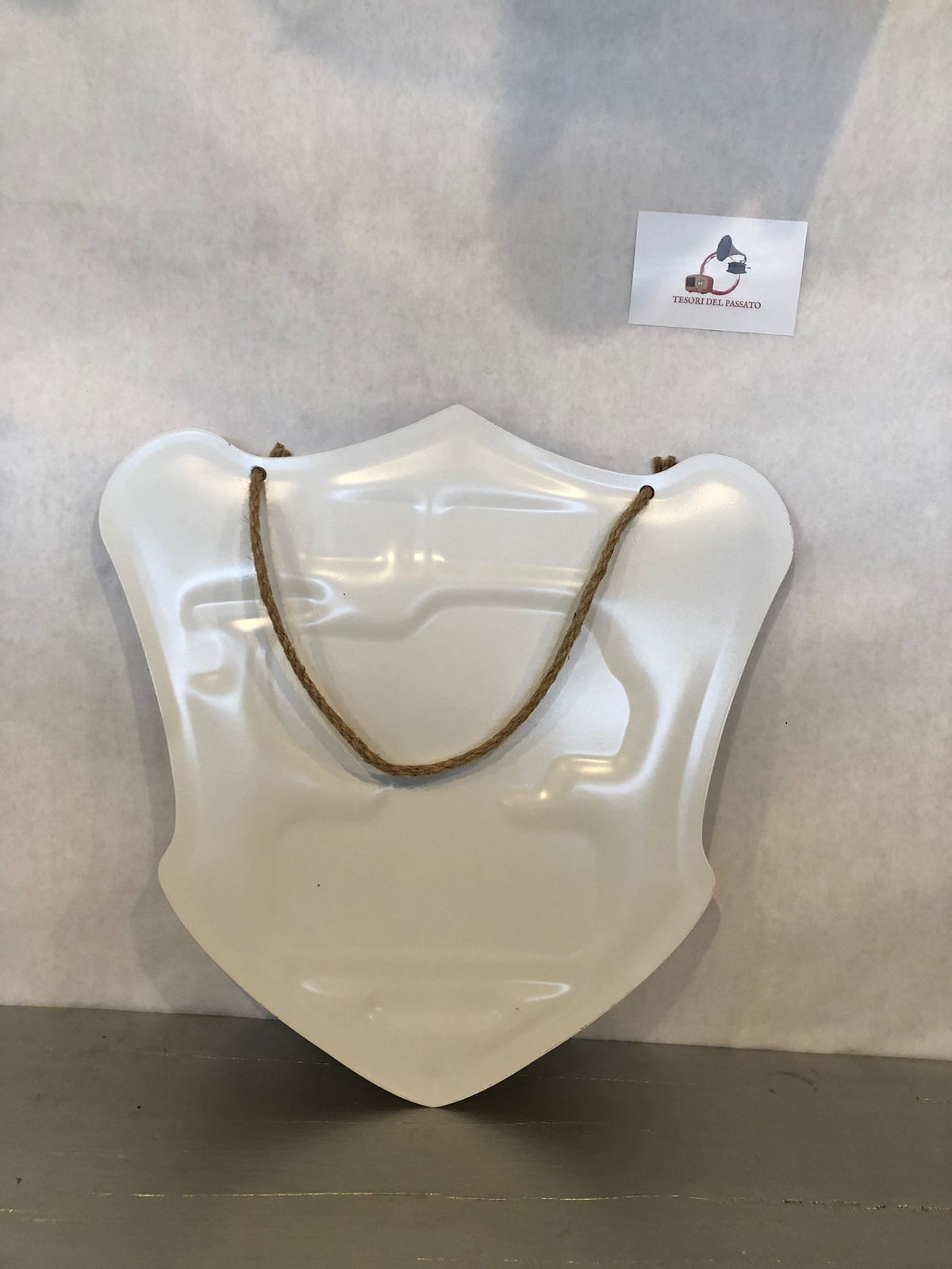 **Targa decorativa sagomata in metallo in stile vintage dedicata al mondo delle corse automobilistiche d'epoca. La grafica raffigura una classica auto da competizione con richiami ai Vintage Race Club e alle storiche gare automobilistiche, arricchita da una finitura effetto anticato e dettagli in rilievo che esaltano il fascino retrò. La particolare forma sagomata e la corda in juta inclusa permettono di appenderla facilmente, rendendola ideale per garage, officina, taverna, sala hobby, pub, bar, showroom e