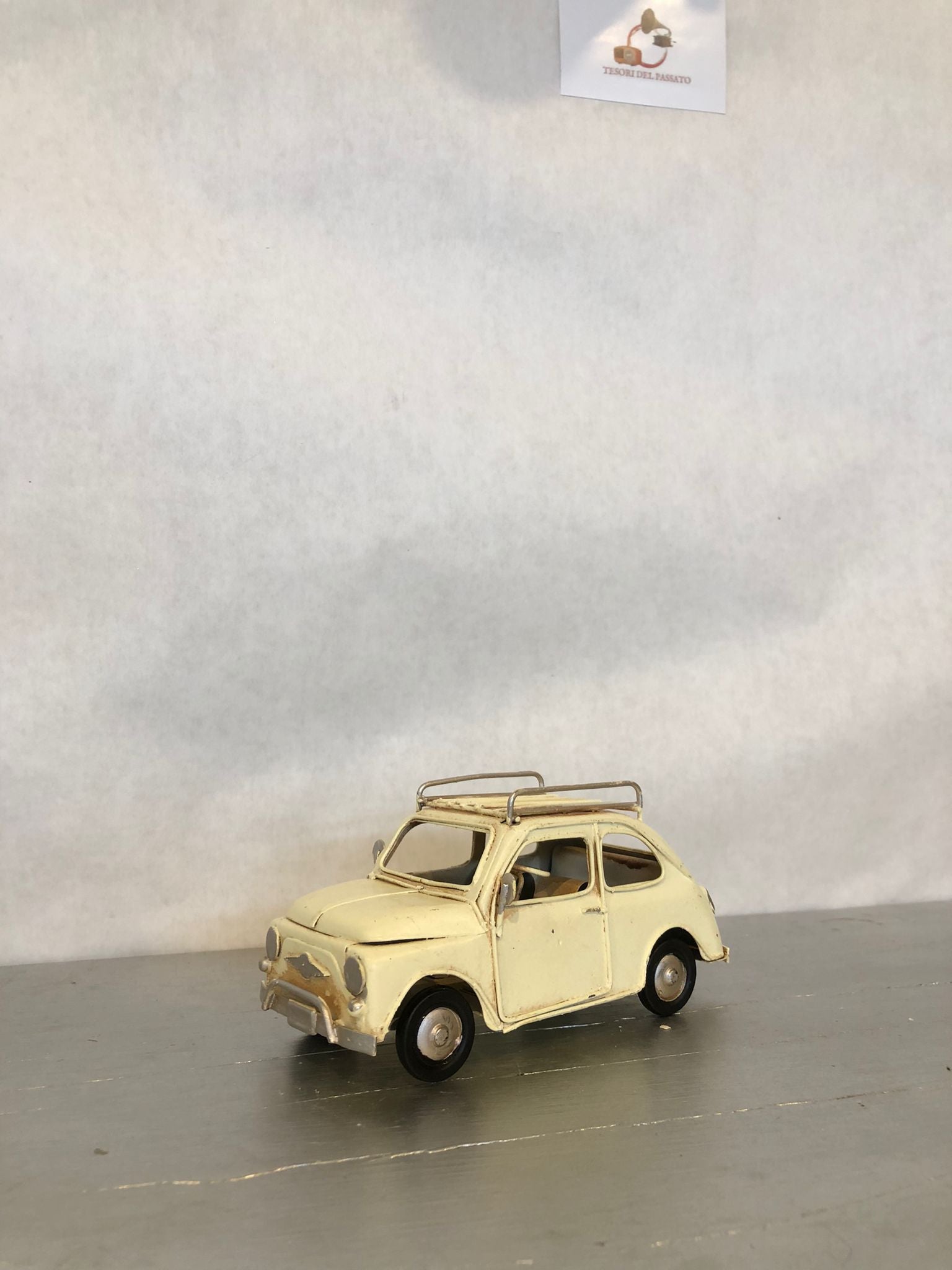 decorazione retrò per casa, ufficio, locali e vetrine

idea regalo originale per amanti delle auto italiane

pezzo da collezione per modellini auto d’epoca

arredamento vintage per ambienti in stile industriale o classico

macchina vintage avorio in metallo

modellino Fiat 500 retrò

auto d’epoca in ferro arredamento

miniature auto collezione

Fiat 500 vintage decorazione

modellini auto artigianali

regali originali auto storiche

arredamento vintage italiano

oggetti decorativi retrò auto

auto classiche