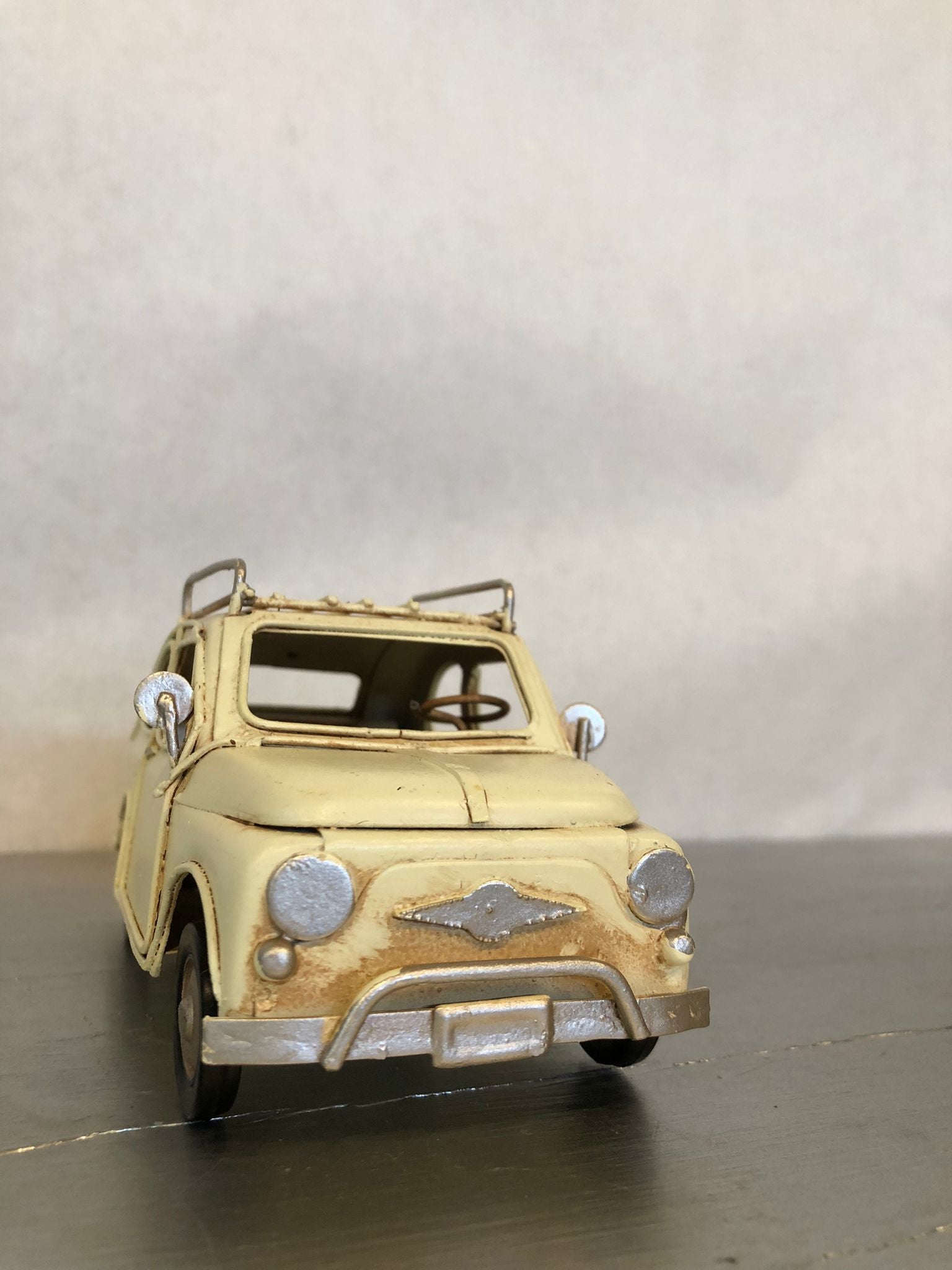 decorazione retrò per casa, ufficio, locali e vetrine

idea regalo originale per amanti delle auto italiane

pezzo da collezione per modellini auto d’epoca

arredamento vintage per ambienti in stile industriale o classico

macchina vintage avorio in metallo

modellino Fiat 500 retrò

auto d’epoca in ferro arredamento

miniature auto collezione

Fiat 500 vintage decorazione

modellini auto artigianali

regali originali auto storiche

arredamento vintage italiano

oggetti decorativi retrò auto

auto classiche
