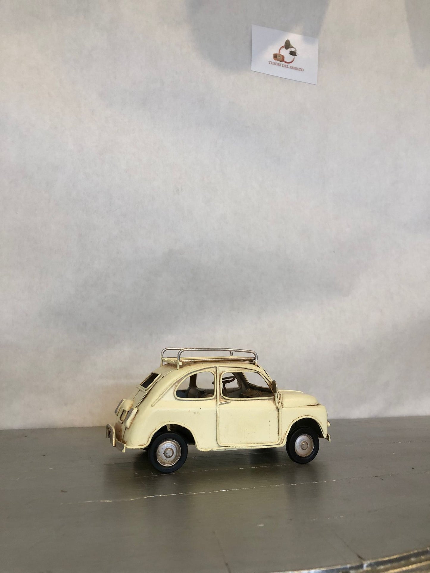 decorazione retrò per casa, ufficio, locali e vetrine

idea regalo originale per amanti delle auto italiane

pezzo da collezione per modellini auto d’epoca

arredamento vintage per ambienti in stile industriale o classico

macchina vintage avorio in metallo

modellino Fiat 500 retrò

auto d’epoca in ferro arredamento

miniature auto collezione

Fiat 500 vintage decorazione

modellini auto artigianali

regali originali auto storiche

arredamento vintage italiano

oggetti decorativi retrò auto

auto classiche