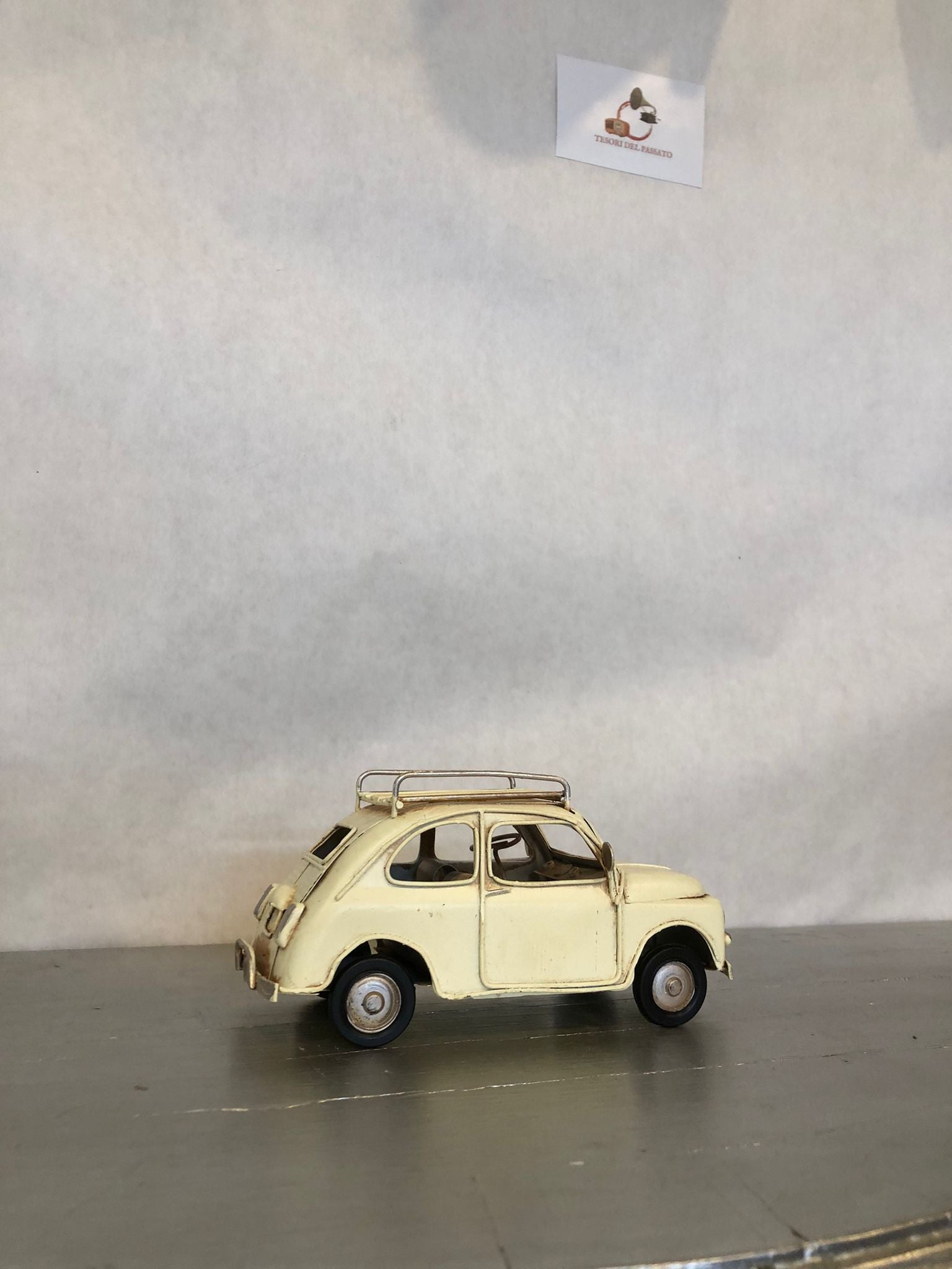 decorazione retrò per casa, ufficio, locali e vetrine

idea regalo originale per amanti delle auto italiane

pezzo da collezione per modellini auto d’epoca

arredamento vintage per ambienti in stile industriale o classico

macchina vintage avorio in metallo

modellino Fiat 500 retrò

auto d’epoca in ferro arredamento

miniature auto collezione

Fiat 500 vintage decorazione

modellini auto artigianali

regali originali auto storiche

arredamento vintage italiano

oggetti decorativi retrò auto

auto classiche