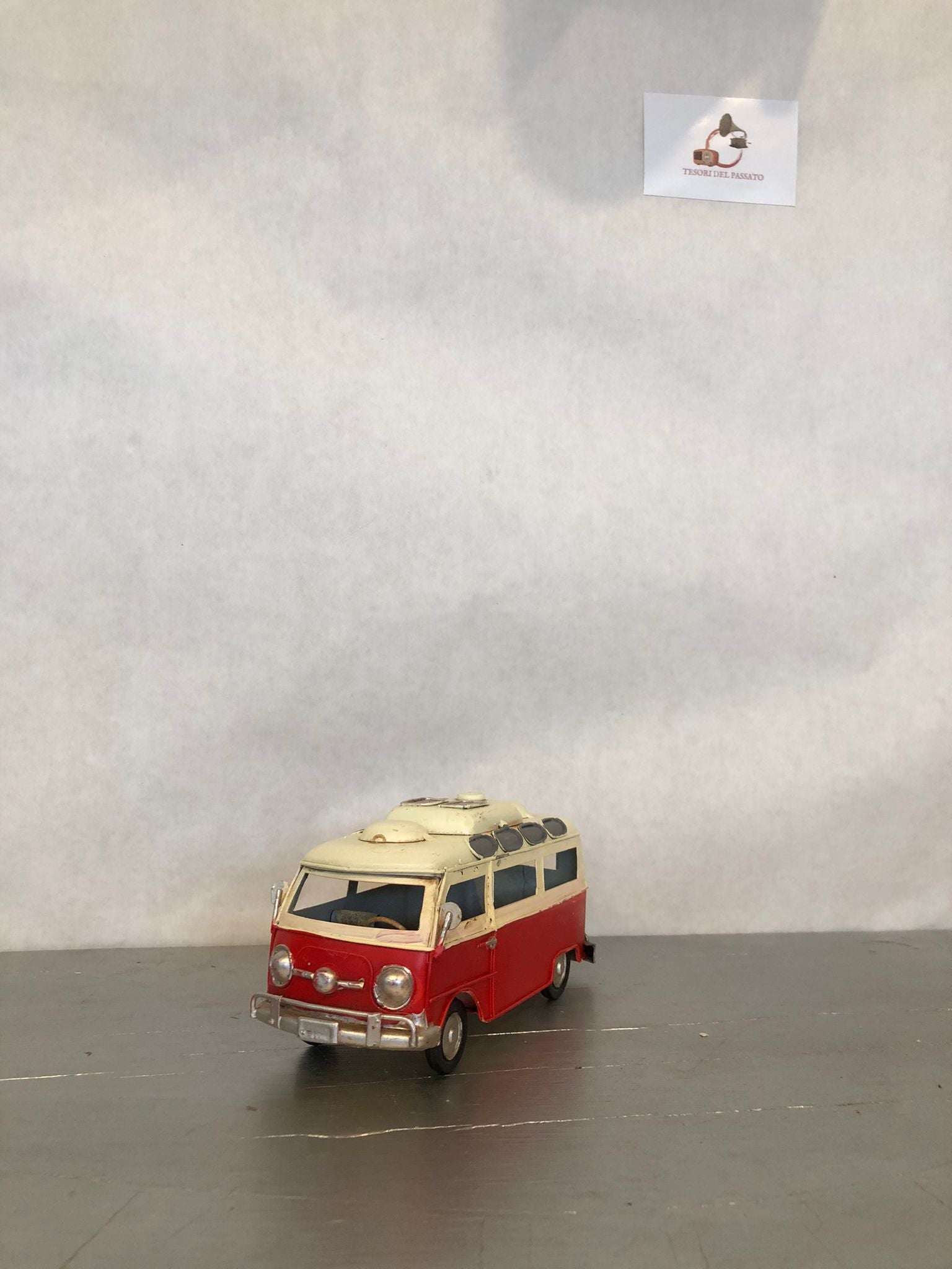 decorazione vintage per casa, ufficio e vetrine

modellino da collezione per appassionati di Volkswagen storici

regalo originale per amanti del design retrò

arredamento a tema anni ’60 e ’70

furgoncino Volkswagen vintage metallo

modellino bus retrò anni 60

Volkswagen van arredamento

miniature furgoncino collezione

regali originali auto storiche

arredamento vintage hippie

Volkswagen bus d’epoca in ferro

oggetti decorativi retrò auto

modellini auto artigianali

arredamento vintage industrial