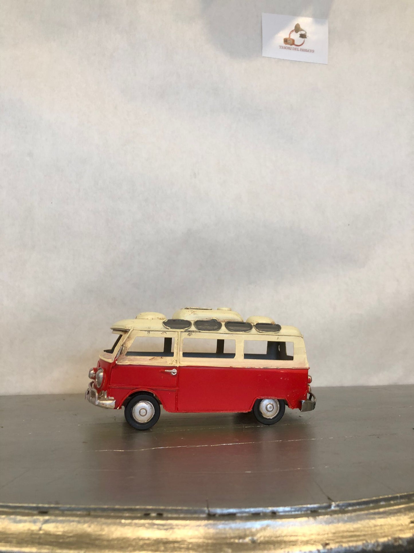 decorazione vintage per casa, ufficio e vetrine

modellino da collezione per appassionati di Volkswagen storici

regalo originale per amanti del design retrò

arredamento a tema anni ’60 e ’70

furgoncino Volkswagen vintage metallo

modellino bus retrò anni 60

Volkswagen van arredamento

miniature furgoncino collezione

regali originali auto storiche

arredamento vintage hippie

Volkswagen bus d’epoca in ferro

oggetti decorativi retrò auto

modellini auto artigianali

arredamento vintage industrial