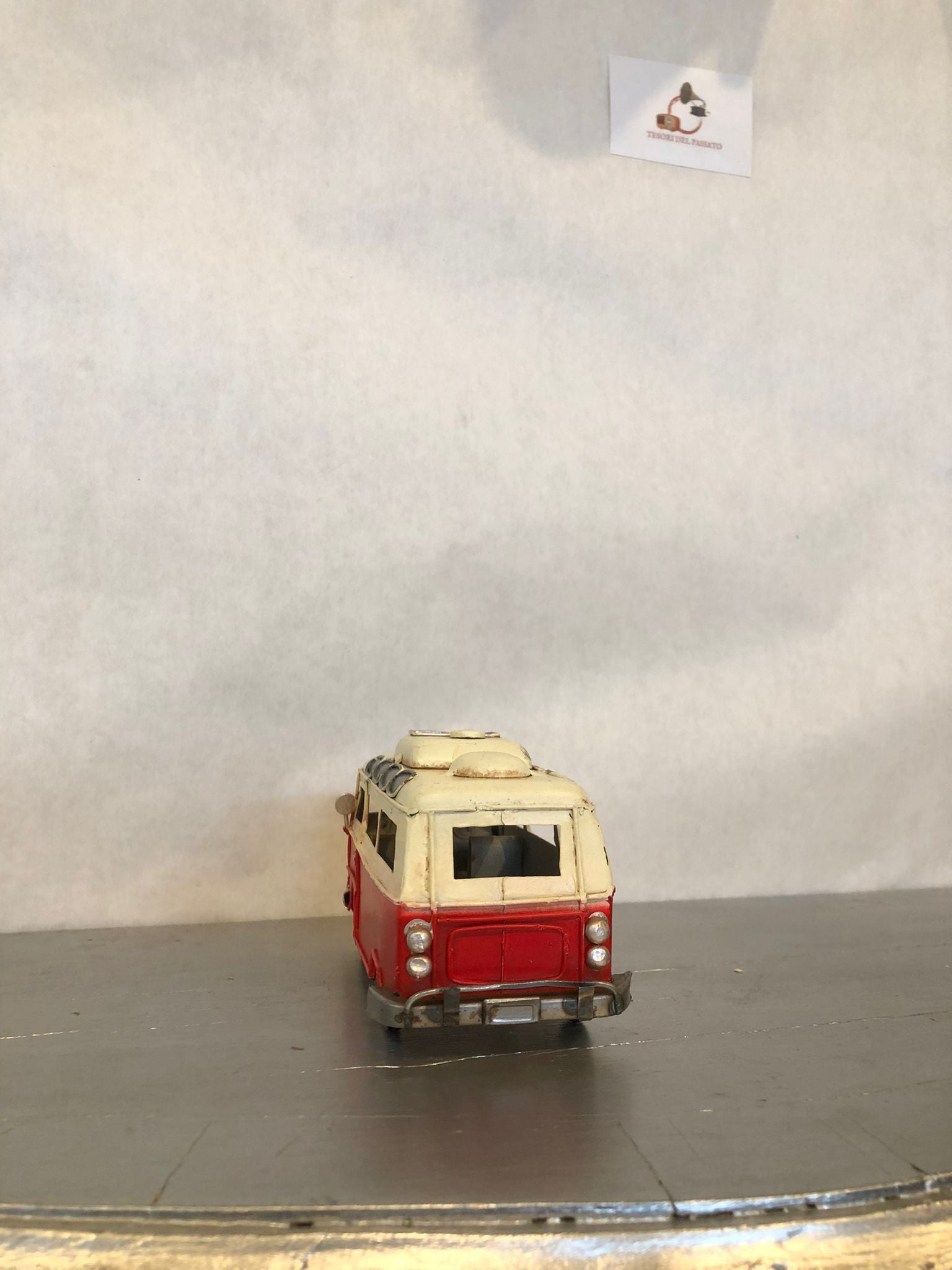 decorazione vintage per casa, ufficio e vetrine

modellino da collezione per appassionati di Volkswagen storici

regalo originale per amanti del design retrò

arredamento a tema anni ’60 e ’70

furgoncino Volkswagen vintage metallo

modellino bus retrò anni 60

Volkswagen van arredamento

miniature furgoncino collezione

regali originali auto storiche

arredamento vintage hippie

Volkswagen bus d’epoca in ferro

oggetti decorativi retrò auto

modellini auto artigianali

arredamento vintage industrial