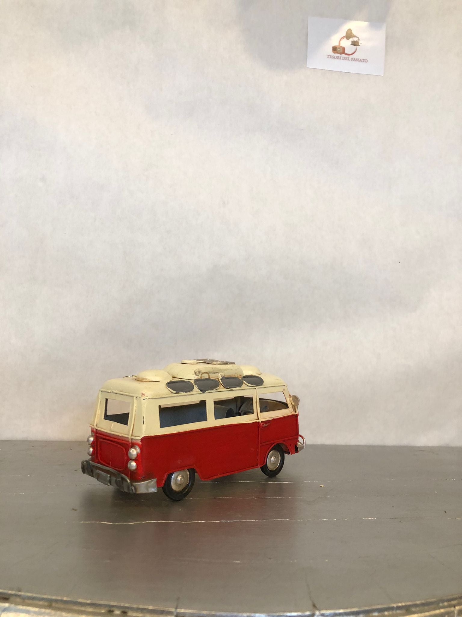 decorazione vintage per casa, ufficio e vetrine

modellino da collezione per appassionati di Volkswagen storici

regalo originale per amanti del design retrò

arredamento a tema anni ’60 e ’70

furgoncino Volkswagen vintage metallo

modellino bus retrò anni 60

Volkswagen van arredamento

miniature furgoncino collezione

regali originali auto storiche

arredamento vintage hippie

Volkswagen bus d’epoca in ferro

oggetti decorativi retrò auto

modellini auto artigianali

arredamento vintage industrial