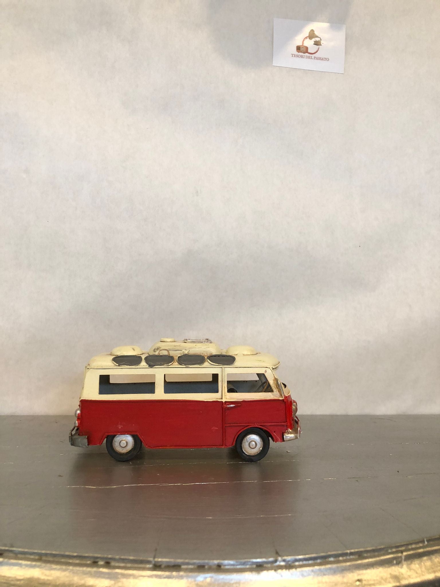 decorazione vintage per casa, ufficio e vetrine

modellino da collezione per appassionati di Volkswagen storici

regalo originale per amanti del design retrò

arredamento a tema anni ’60 e ’70

furgoncino Volkswagen vintage metallo

modellino bus retrò anni 60

Volkswagen van arredamento

miniature furgoncino collezione

regali originali auto storiche

arredamento vintage hippie

Volkswagen bus d’epoca in ferro

oggetti decorativi retrò auto

modellini auto artigianali

arredamento vintage industrial