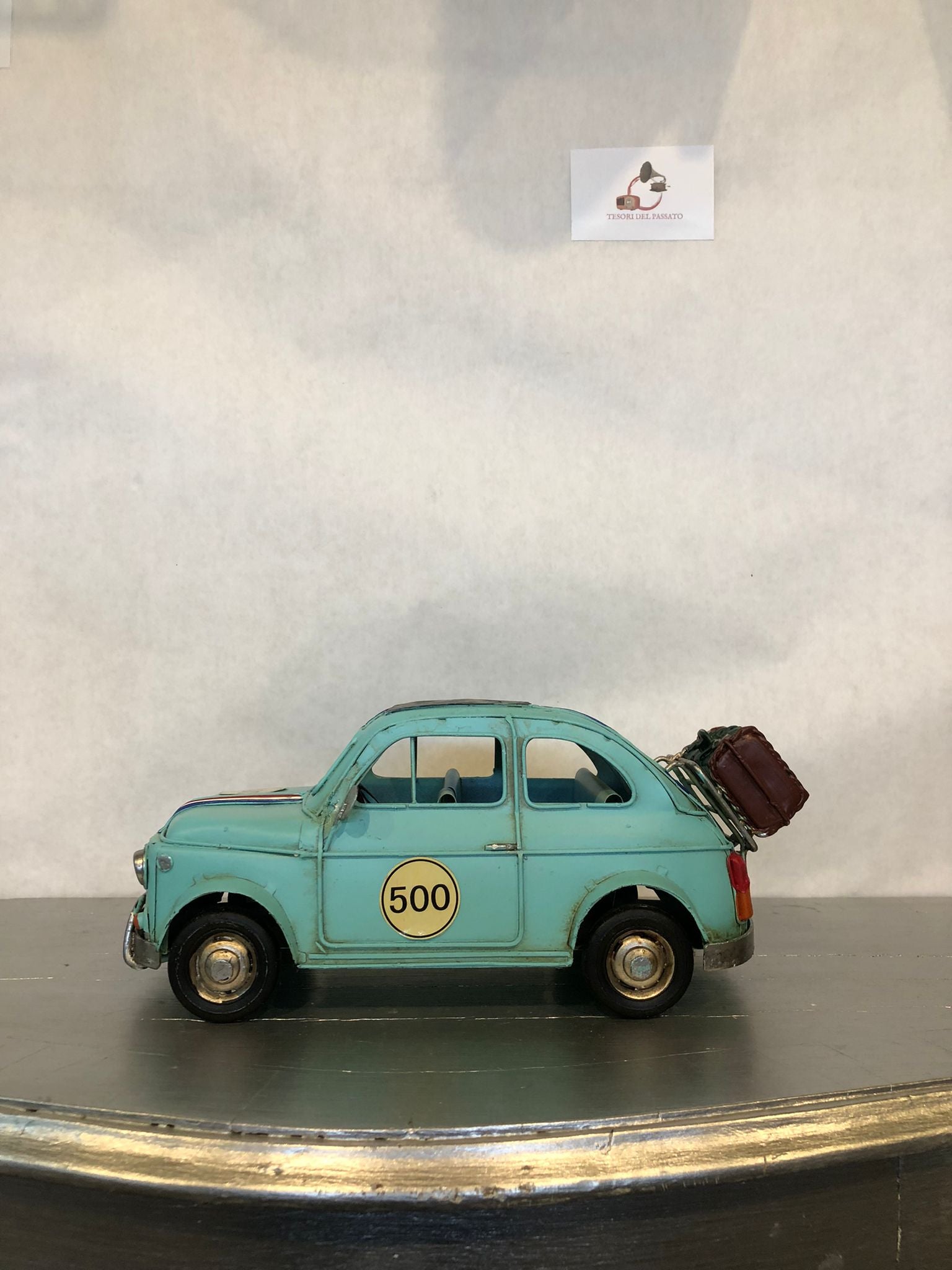 Arredamento retrò per salotto, studio e locali a tema

Modellino da collezione per amanti delle auto d’epoca

Regalo originale per appassionati di Fiat 500 e motori

Oggetto decorativo in stile vintage italian