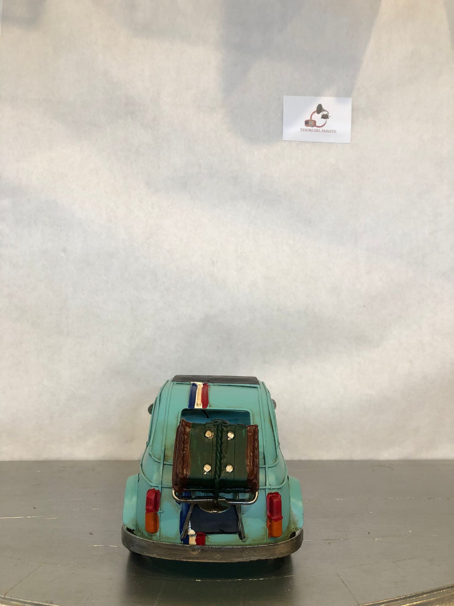 Arredamento retrò per salotto, studio e locali a tema

Modellino da collezione per amanti delle auto d’epoca

Regalo originale per appassionati di Fiat 500 e motori

Oggetto decorativo in stile vintage italian