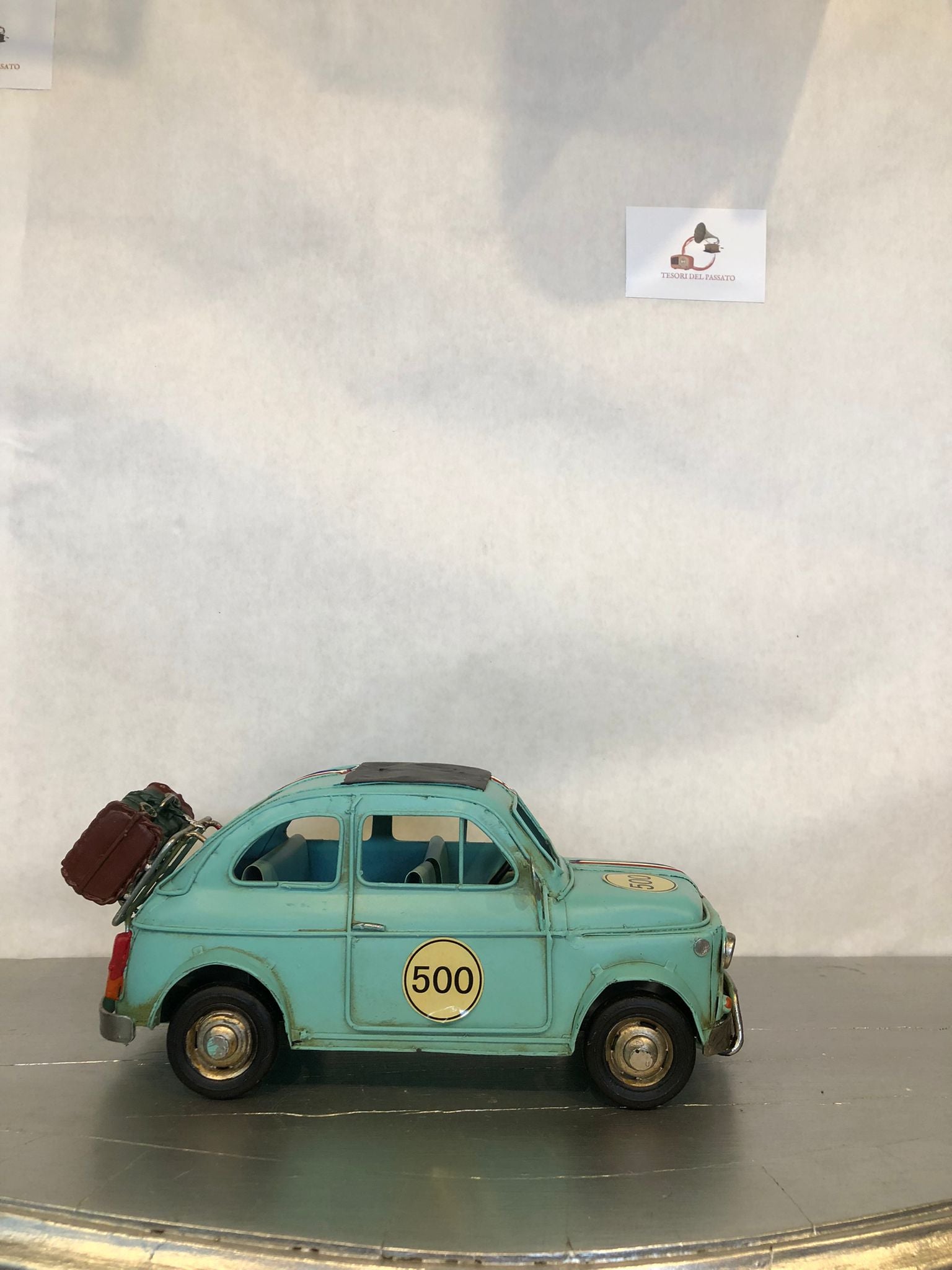 Arredamento retrò per salotto, studio e locali a tema

Modellino da collezione per amanti delle auto d’epoca

Regalo originale per appassionati di Fiat 500 e motori

Oggetto decorativo in stile vintage italian