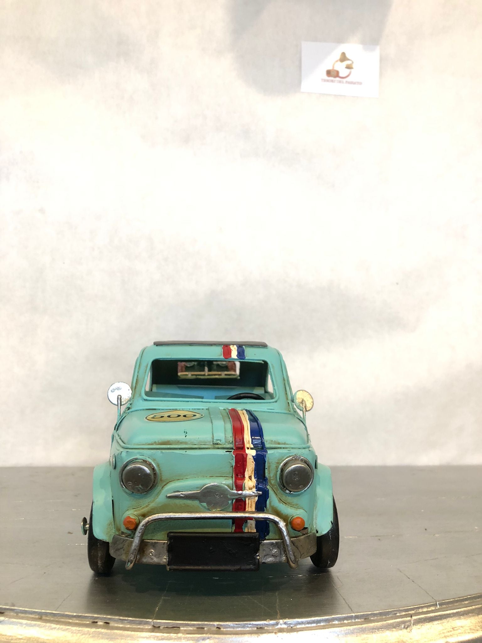 Arredamento retrò per salotto, studio e locali a tema

Modellino da collezione per amanti delle auto d’epoca

Regalo originale per appassionati di Fiat 500 e motori

Oggetto decorativo in stile vintage italian