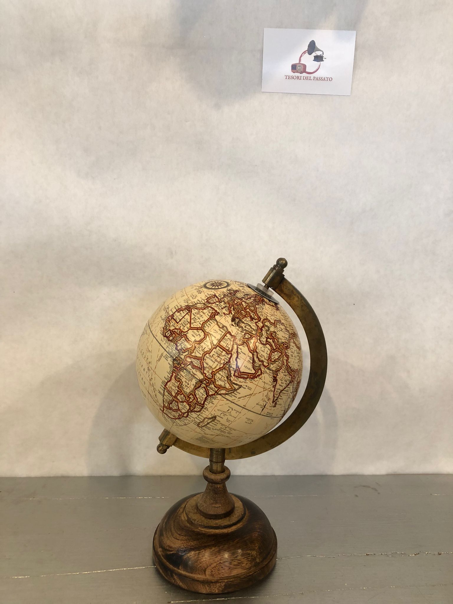 arredamento retrò e vintage per casa e ufficio

oggetto decorativo elegante per studio o libreria

collezione di globi e mappe antiche

regalo raffinato per amanti dei viaggi

mappamondo vintage con base in legno

globo terrestre retrò da tavolo

arredamento studio vintage

mappamondo antico decorativo

globo classico per libreria

regali originali per viaggiatori

oggetti decorativi retrò eleganti

arredamento vintage per ufficio

mappamondo da tavolo collezione

globo terrestre artigianale
