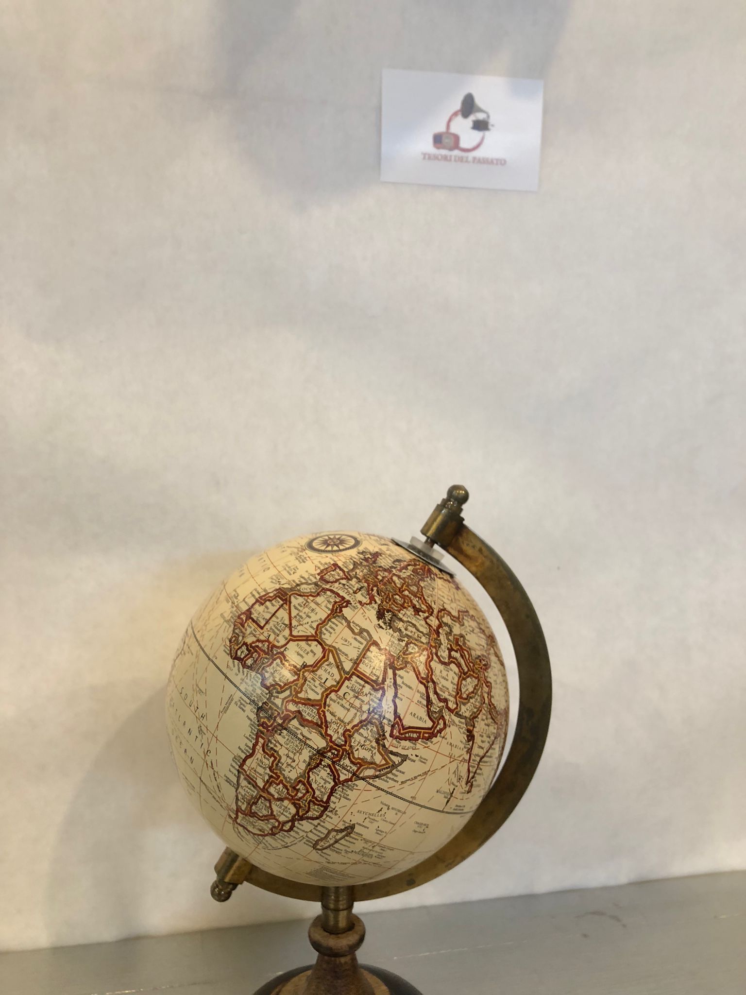 arredamento retrò e vintage per casa e ufficio

oggetto decorativo elegante per studio o libreria

collezione di globi e mappe antiche

regalo raffinato per amanti dei viaggi

mappamondo vintage con base in legno

globo terrestre retrò da tavolo

arredamento studio vintage

mappamondo antico decorativo

globo classico per libreria

regali originali per viaggiatori

oggetti decorativi retrò eleganti

arredamento vintage per ufficio

mappamondo da tavolo collezione

globo terrestre artigianale