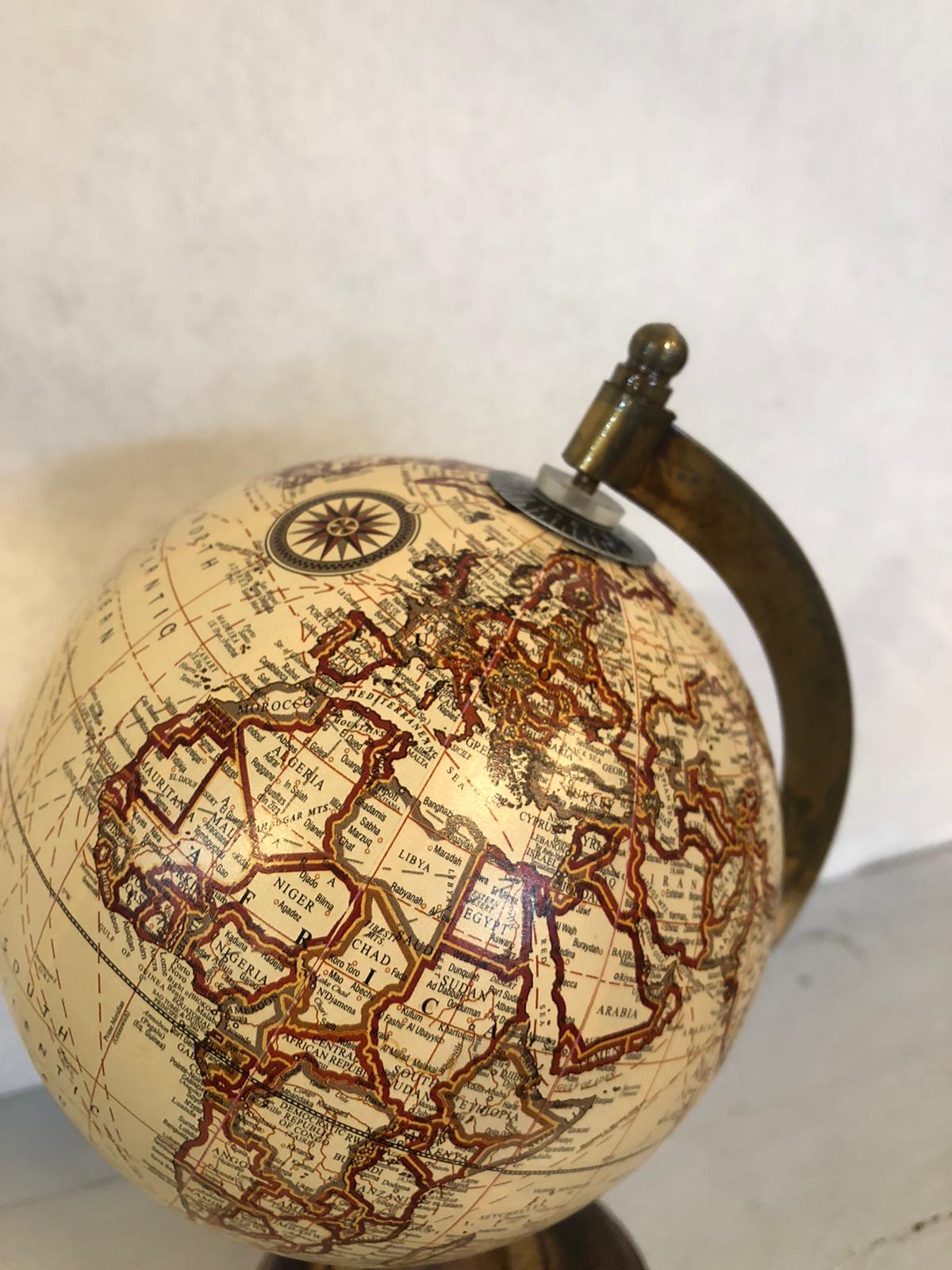 arredamento retrò e vintage per casa e ufficio

oggetto decorativo elegante per studio o libreria

collezione di globi e mappe antiche

regalo raffinato per amanti dei viaggi

mappamondo vintage con base in legno

globo terrestre retrò da tavolo

arredamento studio vintage

mappamondo antico decorativo

globo classico per libreria

regali originali per viaggiatori

oggetti decorativi retrò eleganti

arredamento vintage per ufficio

mappamondo da tavolo collezione

globo terrestre artigianale